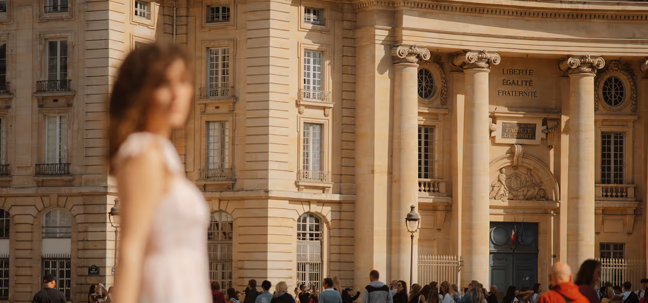 Façade de la Faculté de Droit avec inscription Liberté Égalité Fraternité et personnes devant.