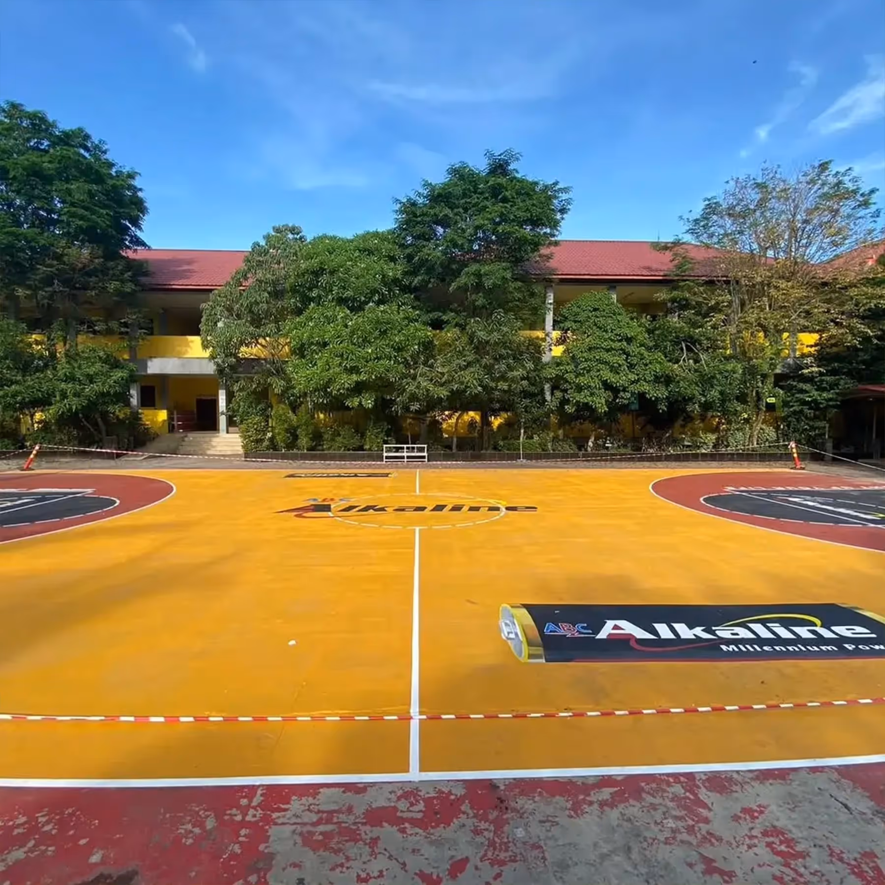 mural branding alkaline di lapangan Basket sekolah SMAN 02 Balikpapan