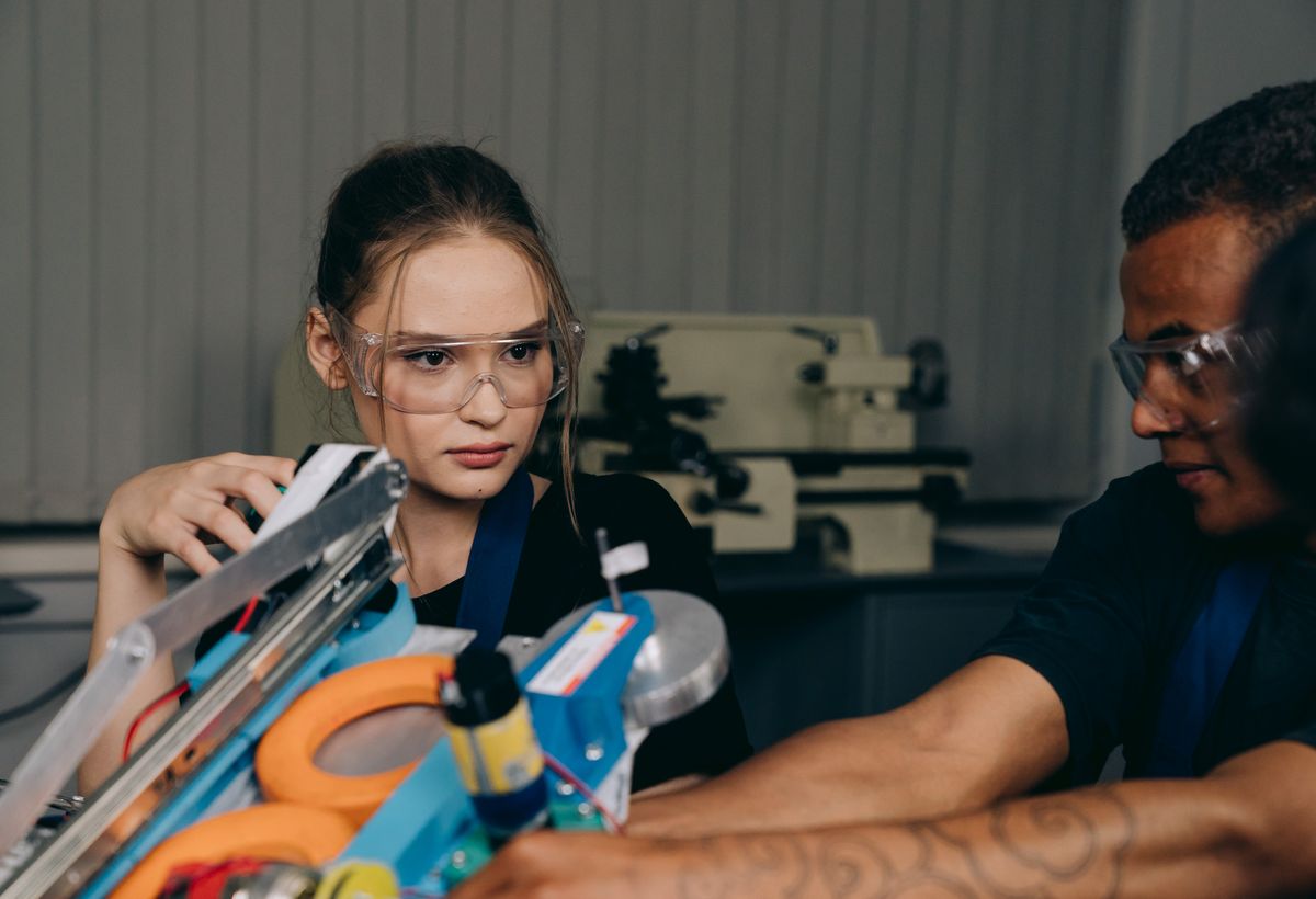 Jóvenes ingenieros trabajando en equipo en una institución tecnológica