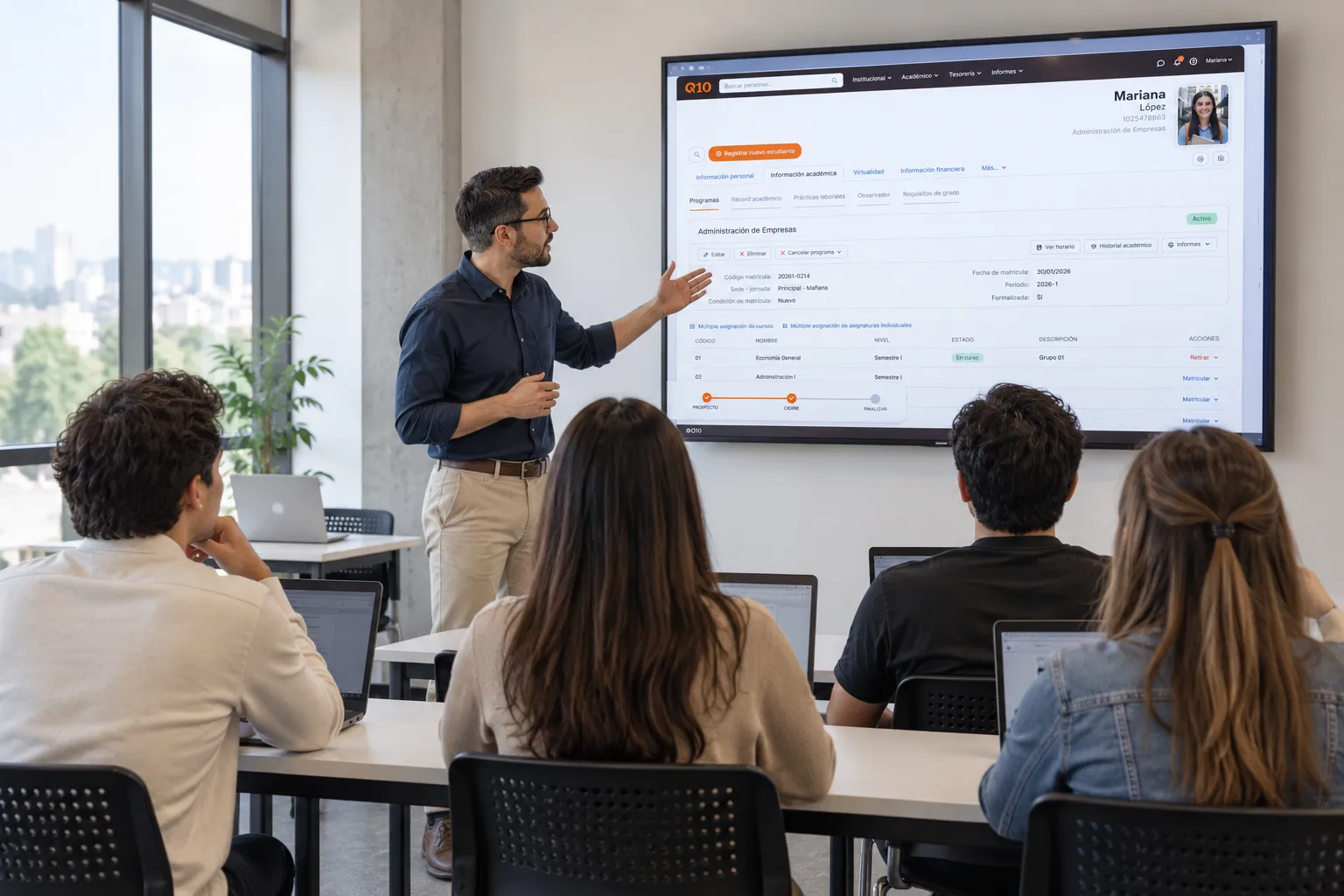 Docente presentando la plataforma Q10 en un aula
