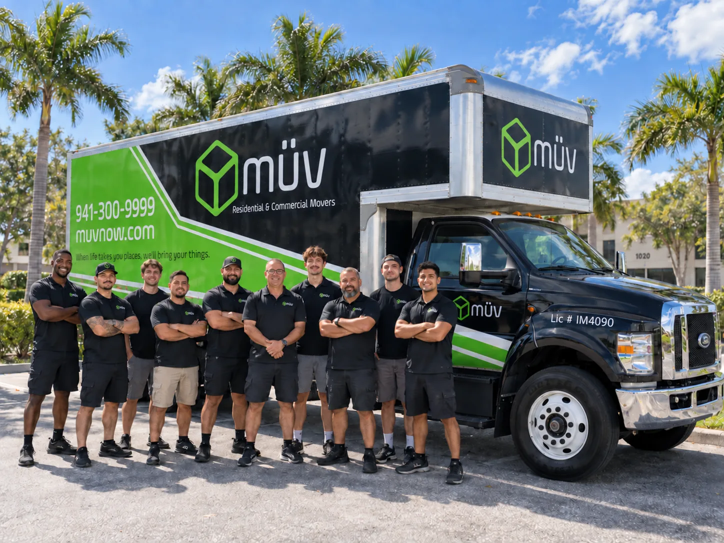 müv moving crew serving Sarasota and Bradenton standing in front of a müv box truck