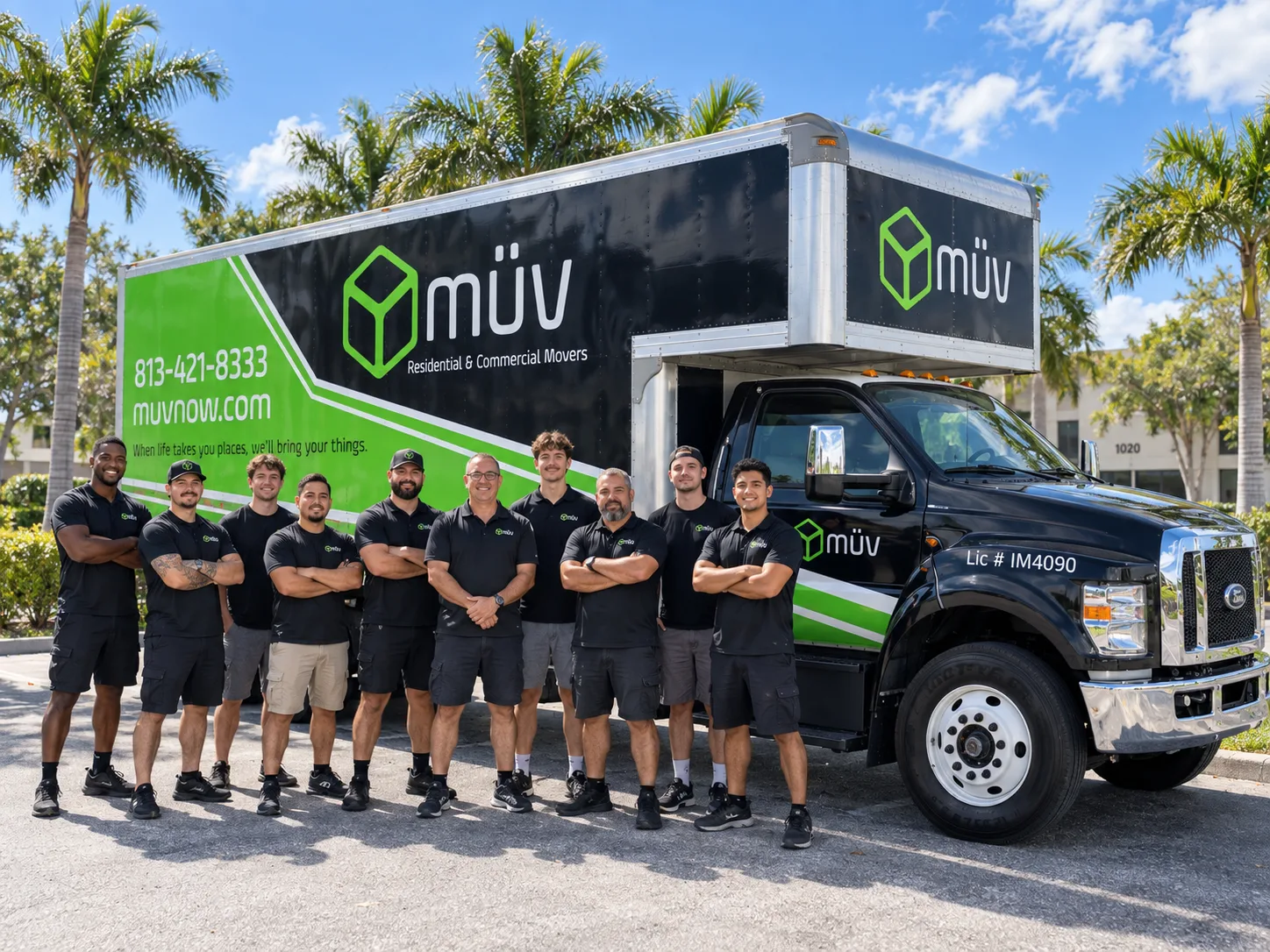 müv moving crew serving Tampa, Wesley Chapel, Brandon and Valrico in front of a müv box truck