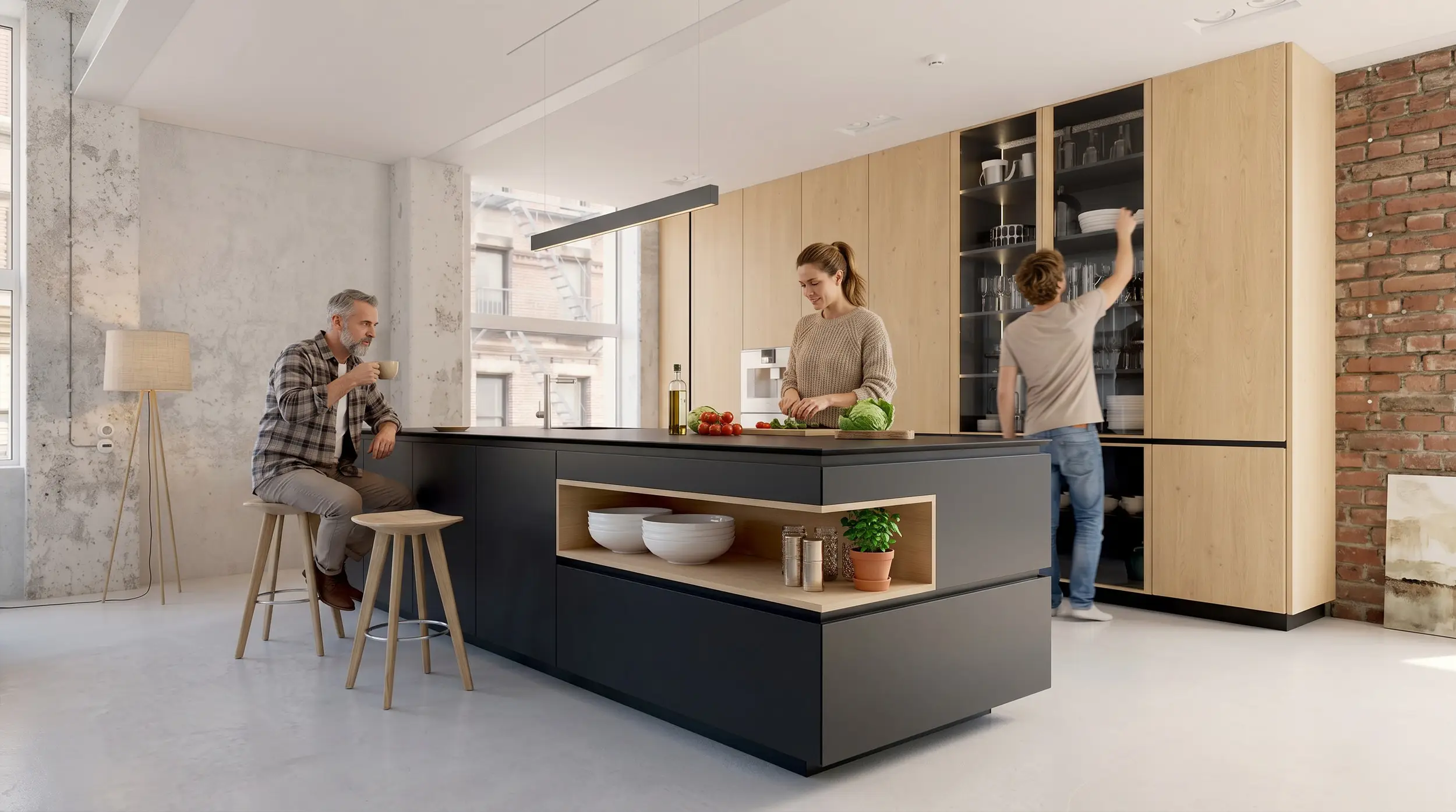Familie in moderner Küche mit Holzschrankwand und dunkler Insel beim Kochen.