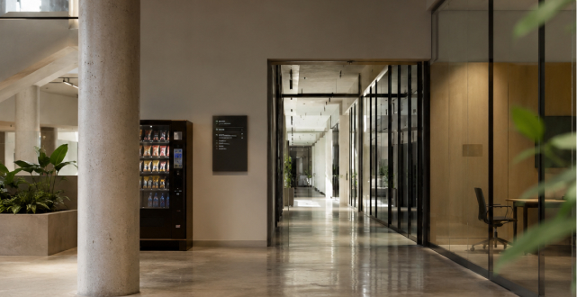 Großer Raum mit Snackautomat