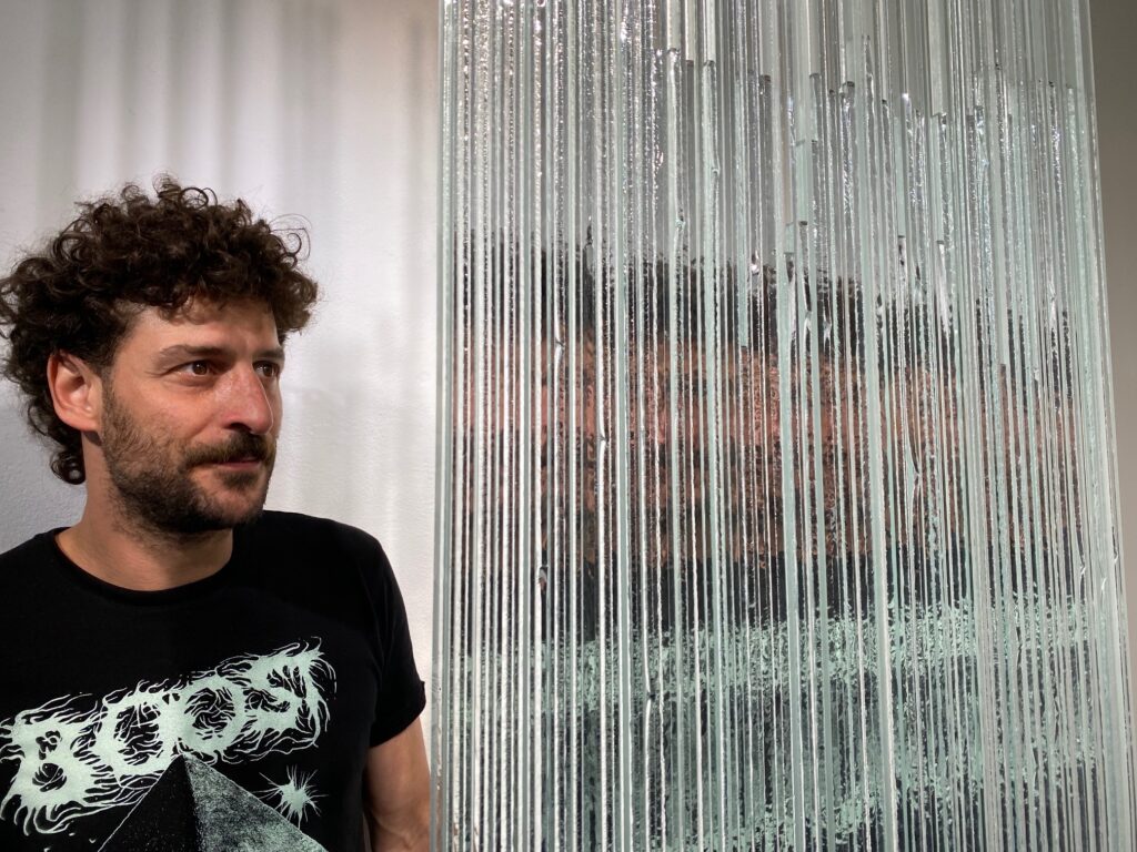Instalace z nalámaného tabulového skla a papírových obrazů: diváci svým pohybem spoluvytvářejí proměnlivou světelnou hru v prostoru galerie.