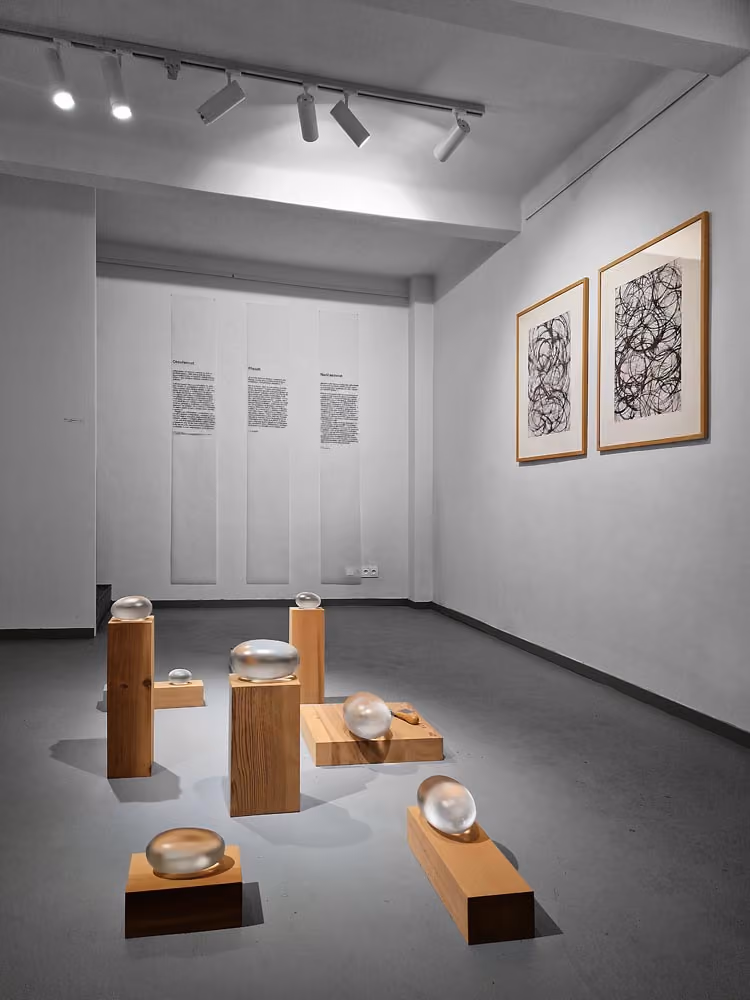Přesahy skla, šperku, architektury i designu: výstava věnovaná manželi Johnu Eislerovi, doplněná autorskou monografií Ochočené nekonečno.