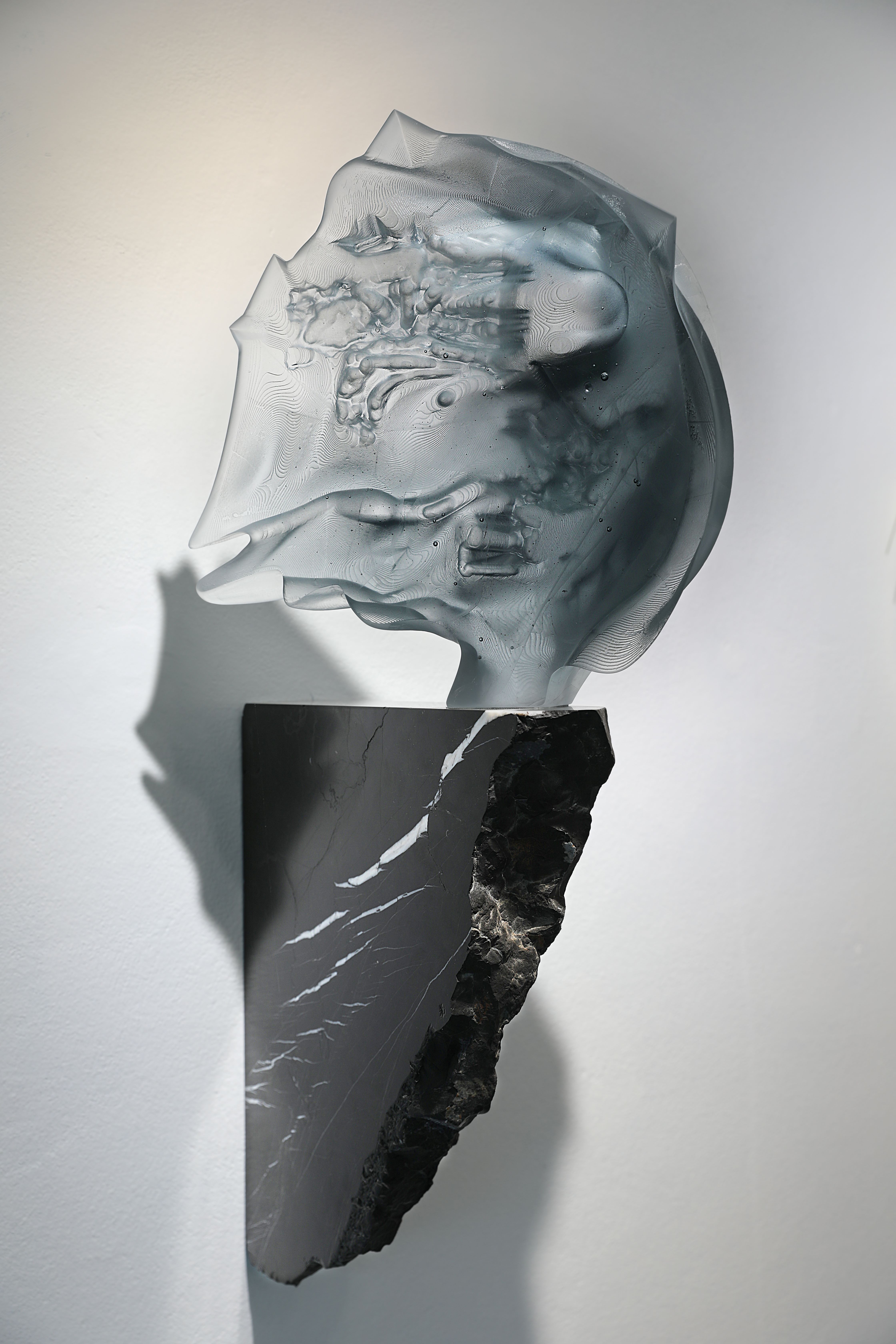 Skleněné objekty kombinující 3D tisk, AI a pryskyřici balancují na hranici designu a volného umění – nové materiálové myšlení Galerie Kuzebauch.