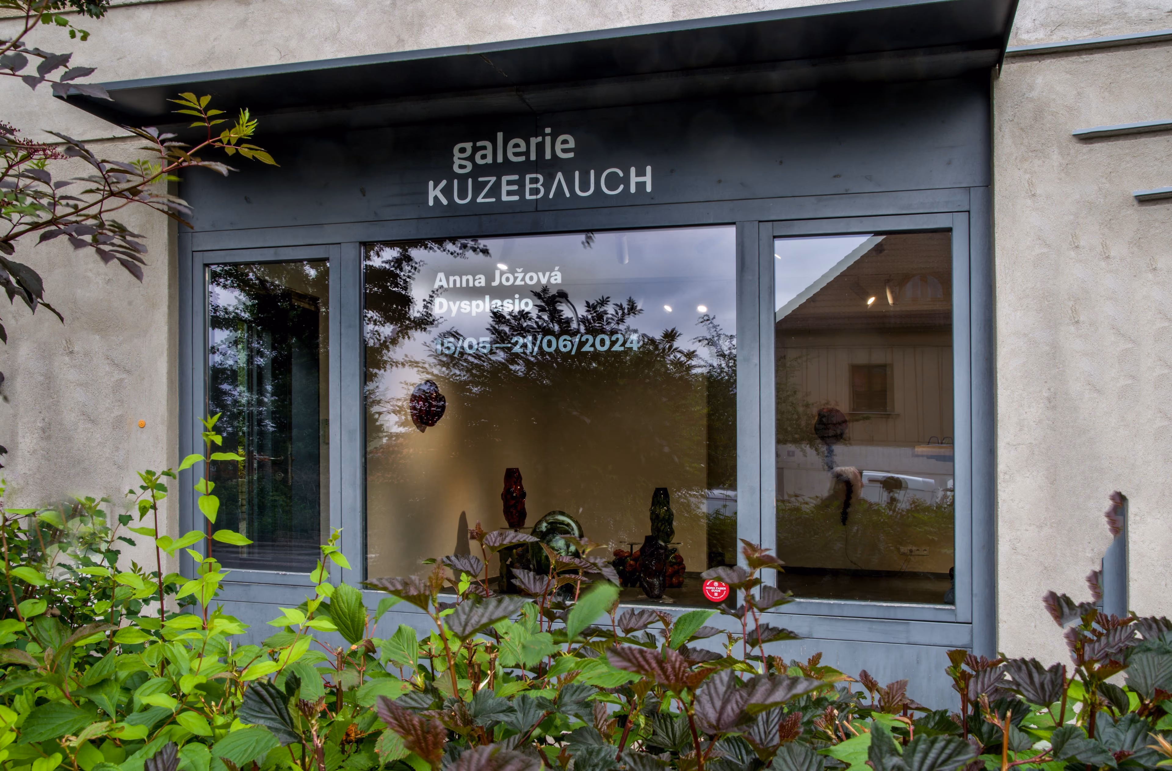 Exteriér Galerie Kuzebauch s cedulí výstavy Anna Jožová – Dysplasio 2024
