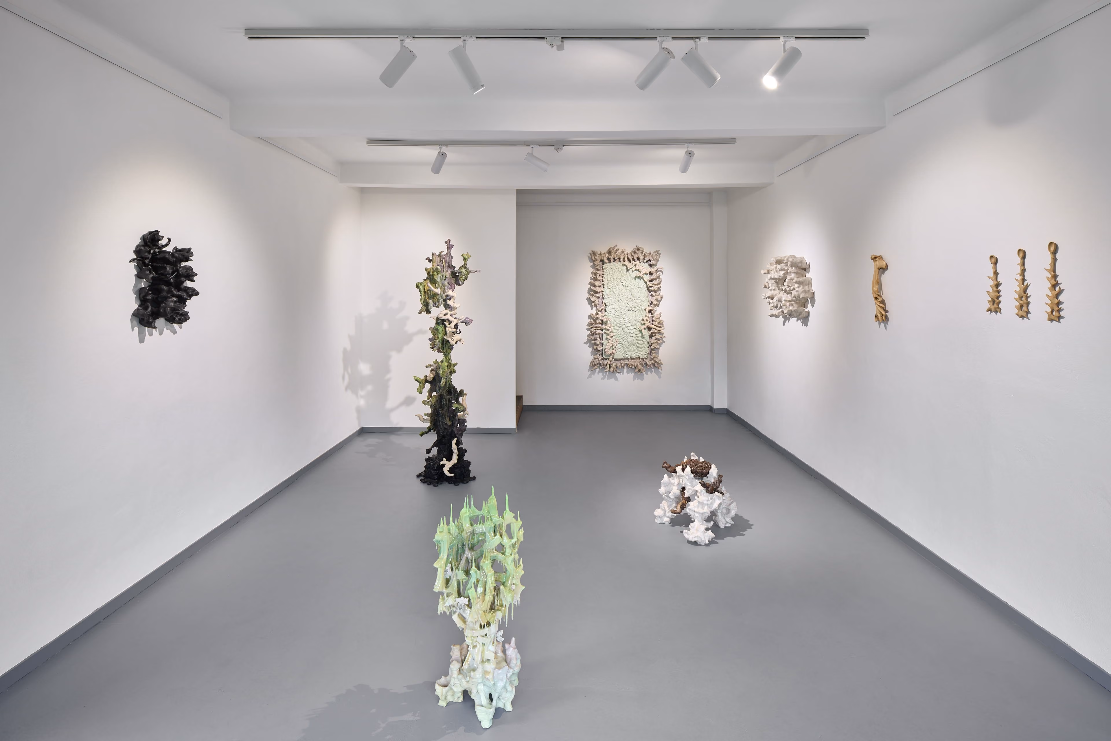 Tadeas Podradský – The Bloom of Bones, celkový pohled do galerie s organickými keramickými plastikami