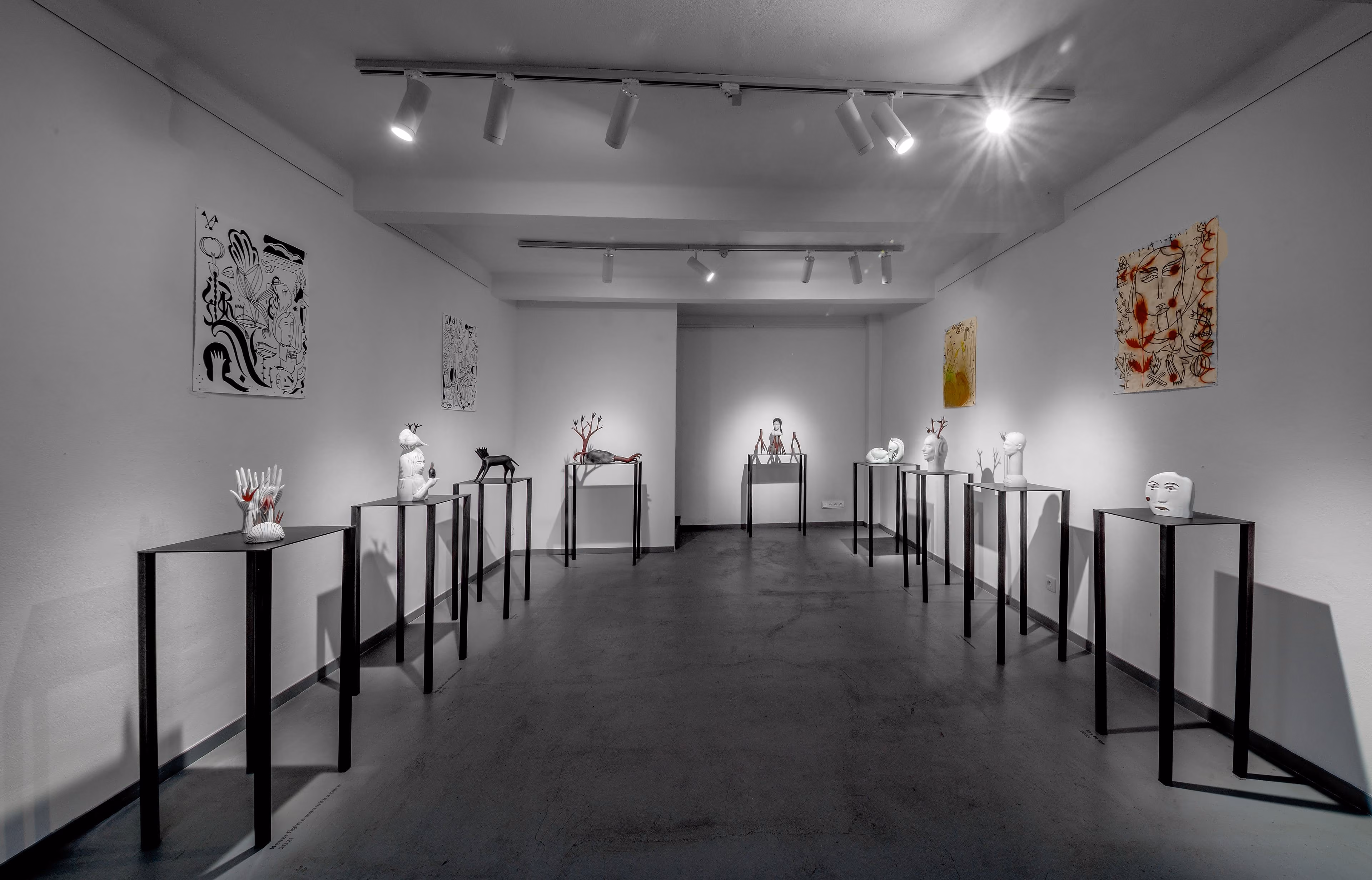 Výstava figurativní keramiky, celkový pohled do galerie