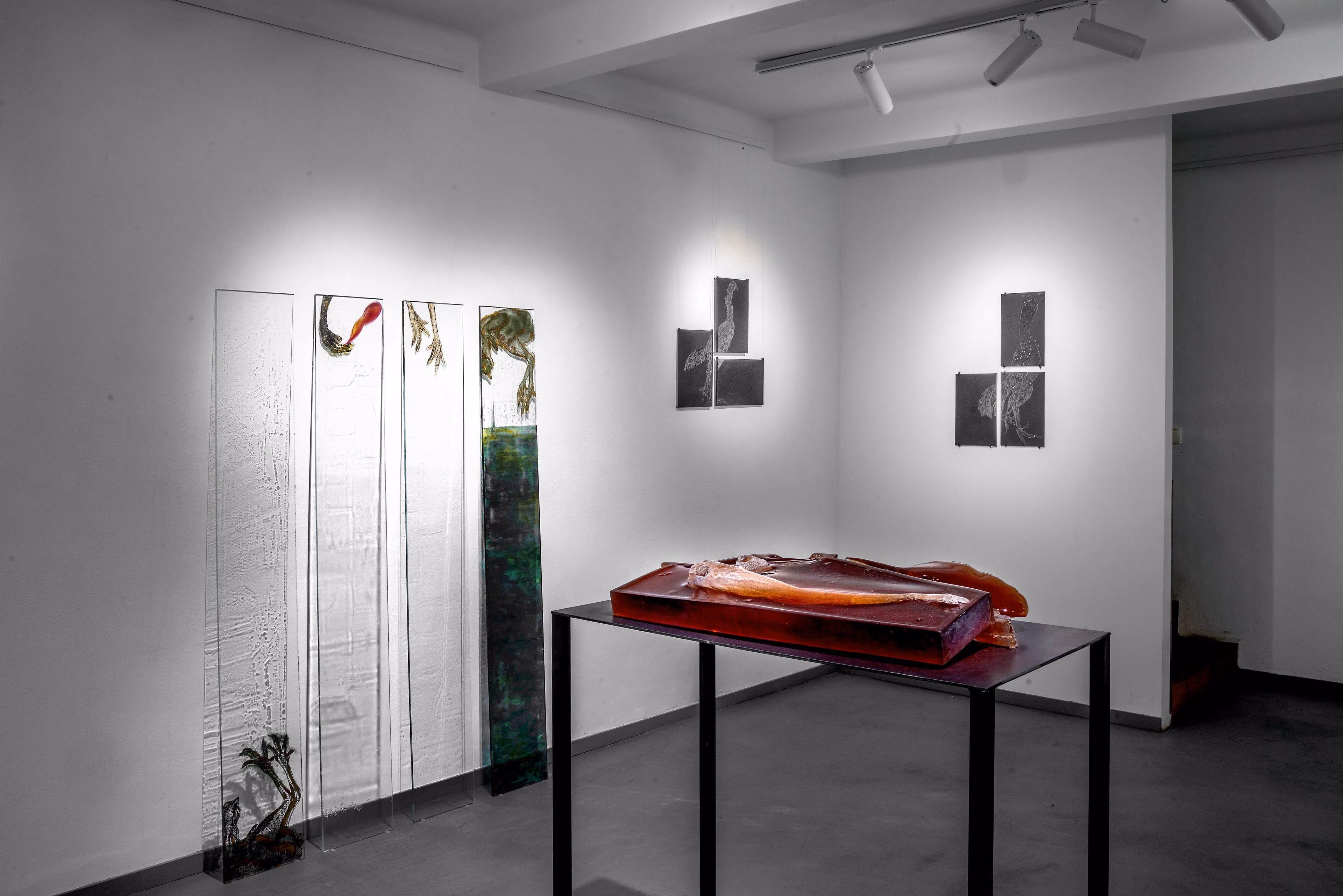 Interiér Galerie Kuzebauch se skleněnými panely a červenou pryskyřičnou plastikou