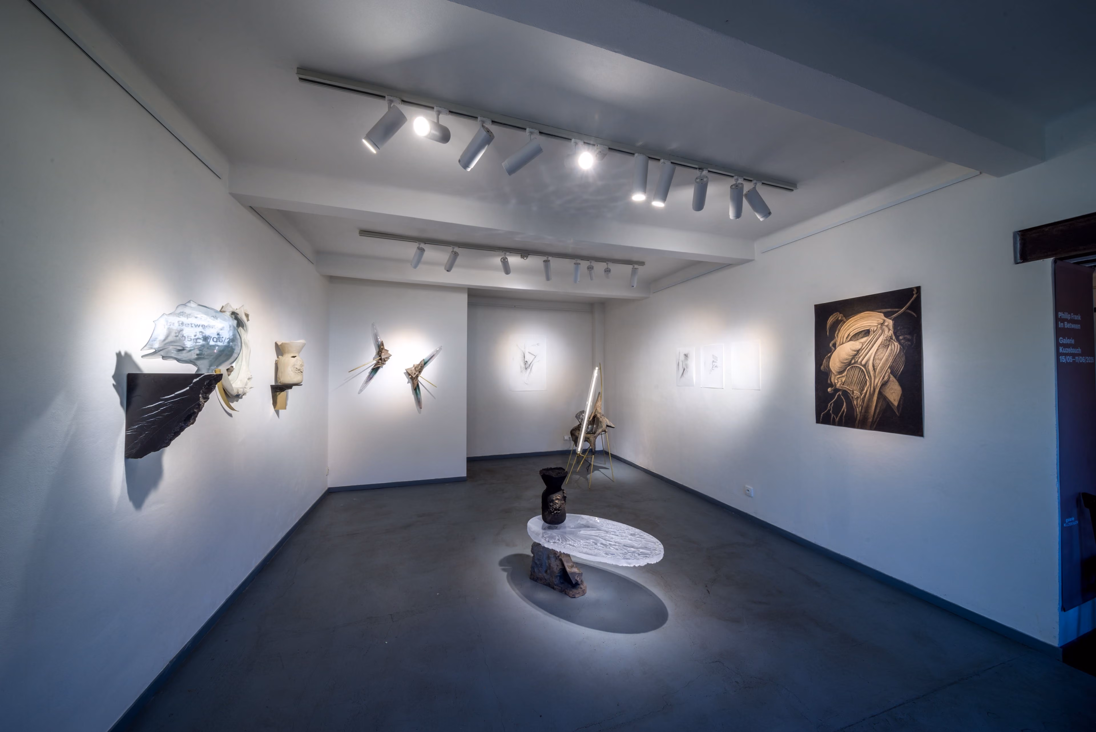 Výstava Philip Fuct – In Between, označení výstavy v interiéru galerie
