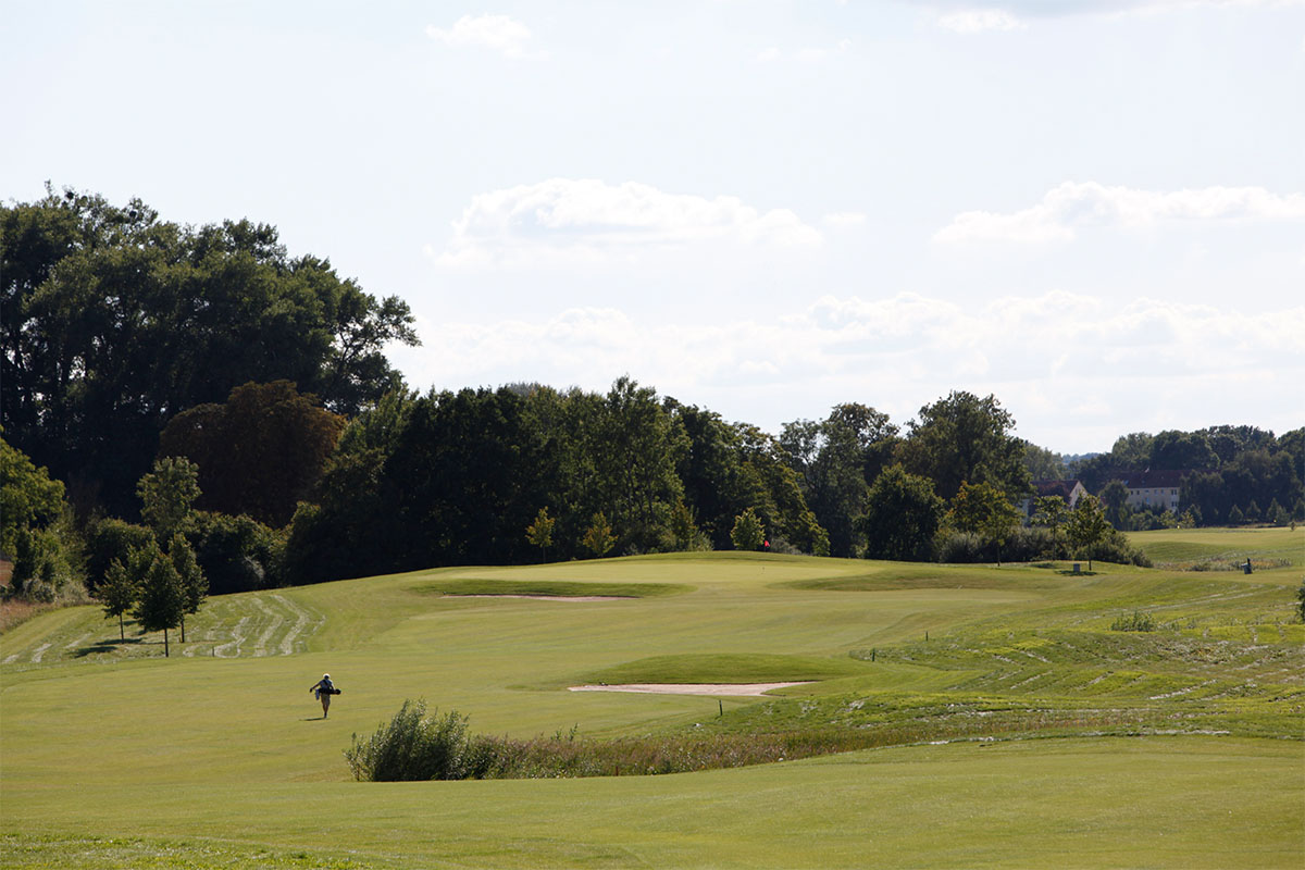 Golfer mit Golfbag auf dem Fairway im Golfclub Schloss Teschow, Mecklenburgische Schweiz