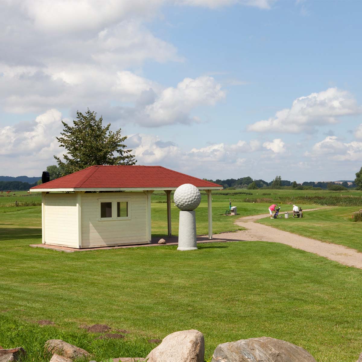 Golfhütte mit Golfball-Skulptur am Übungsplatz des Golfclub Schloss Teschow in der Mecklenburgischen Schweiz