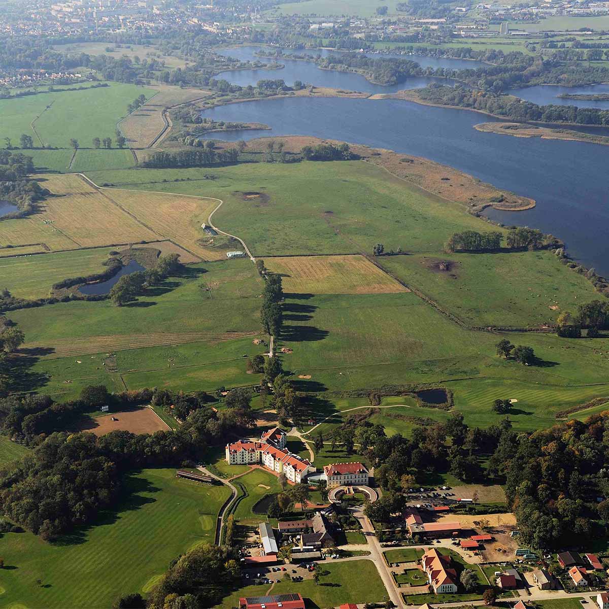 Luftaufnahme der Golfanlage am Teterower See mit Schloss Teschow, Golfurlaub in Mecklenburg-Vorpommern