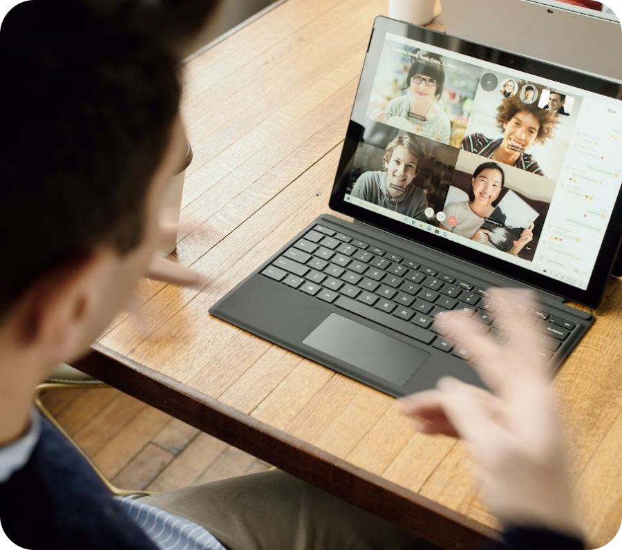 Man achter de laptop.