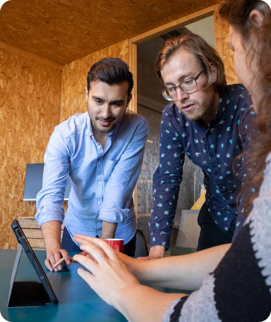 Team van Digihandig bezig met het project.