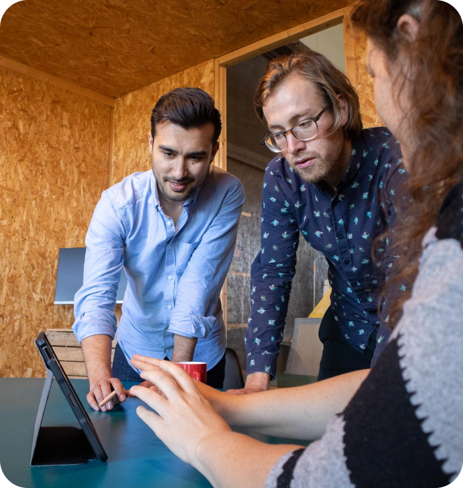 Team van Digihandig bezig met het project.