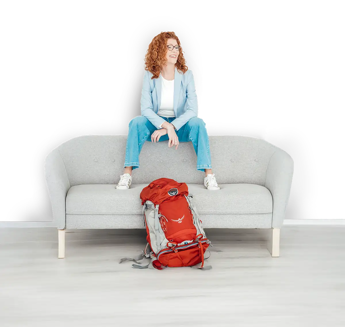 Melanie Wörmcke - Titelmotiv - sitzend auf der Couch mit Rucksack