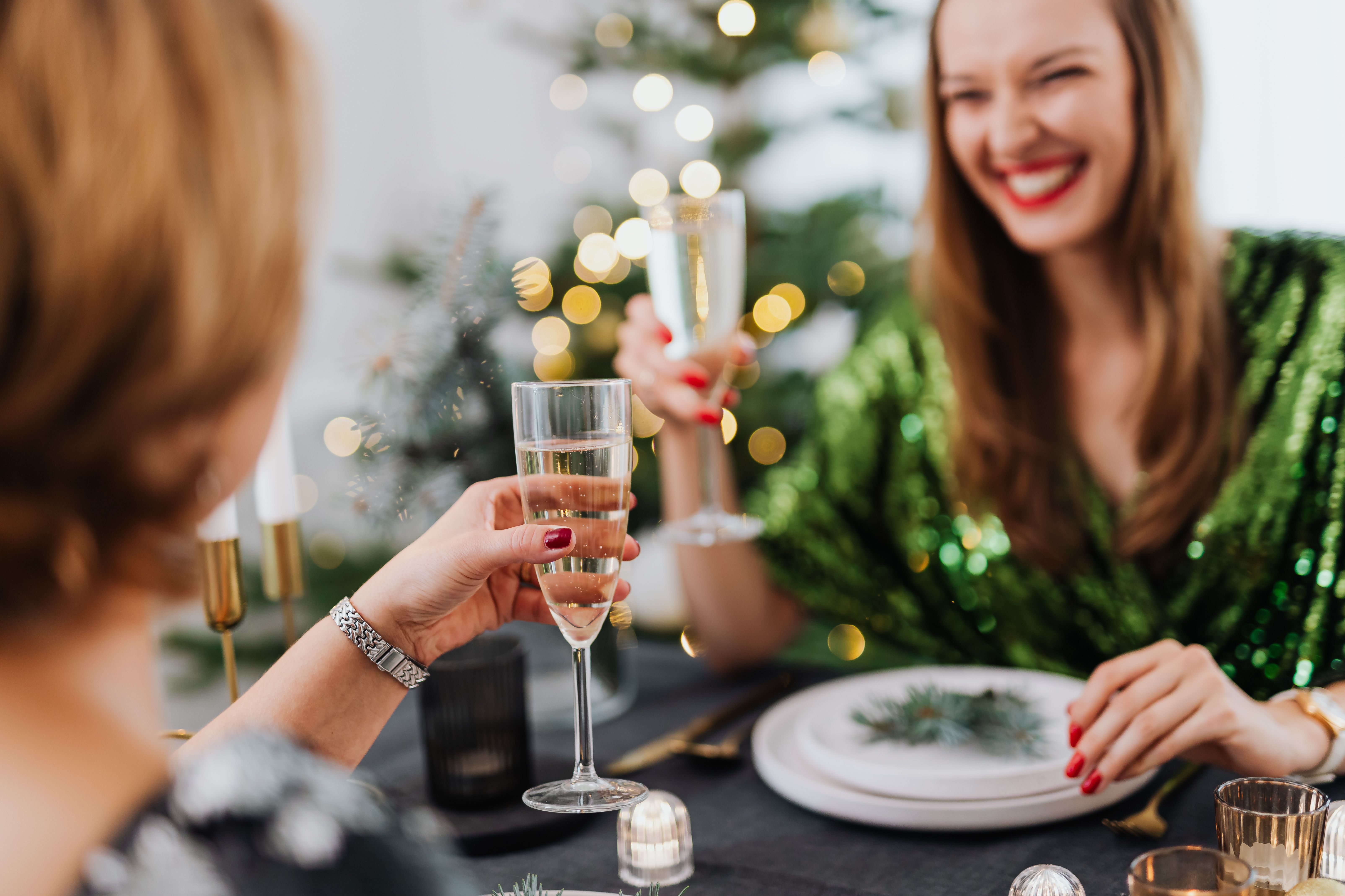 Frauen mit Sektglas auf Weihnachtsfeier