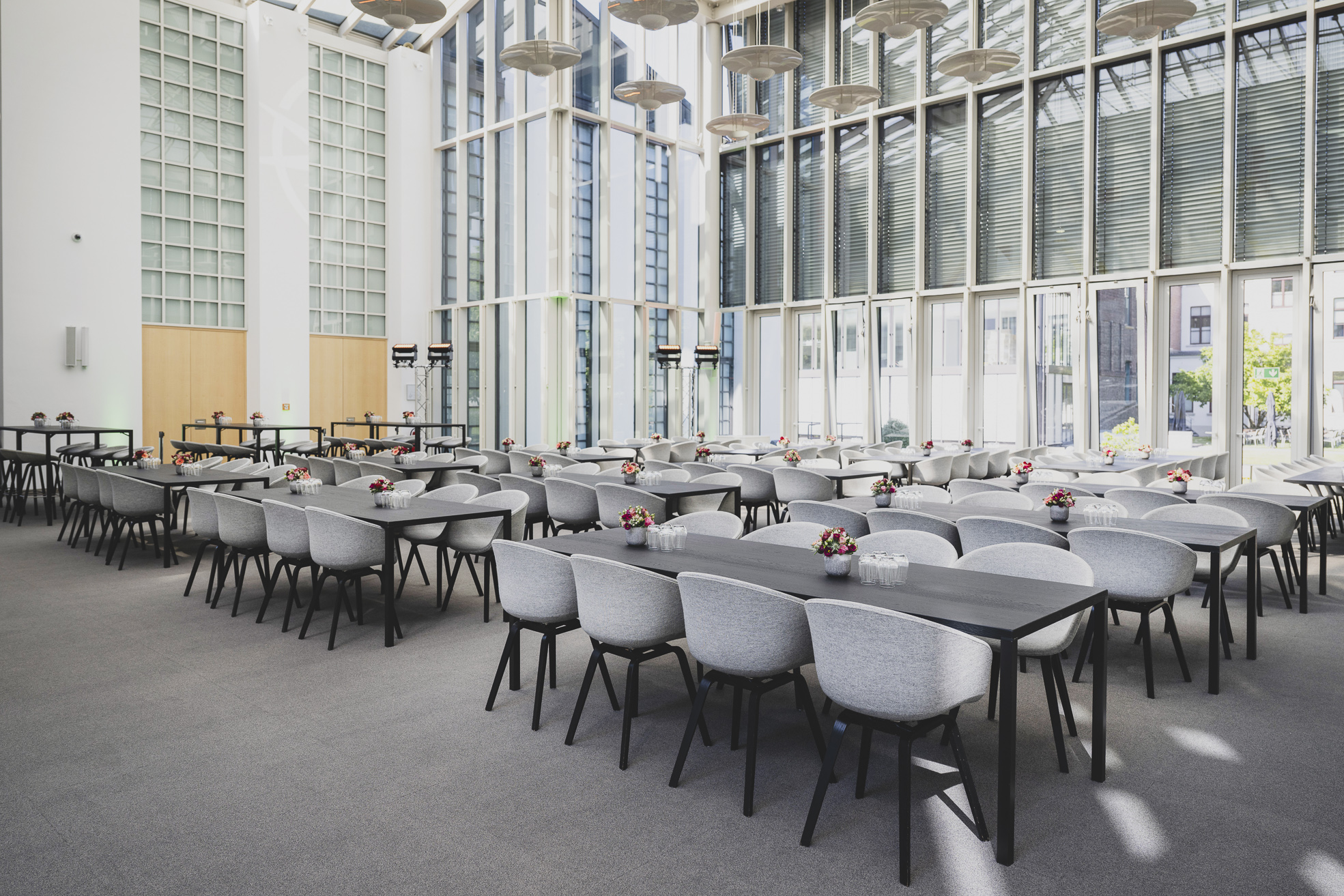 Aletta Haniel Forum Foyer Tische für Event
