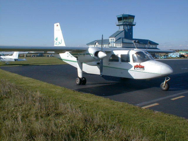 Britten-Norman Islander D-IORF der Helgoland Airlines vor dem Flugplatz-Tower