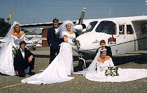 Hochzeitsgesellschaft vor einem Flugzeug der Helgoland Airlines