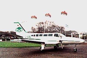 Cessna 404 Titan mit grünem IAAI-Logo am Seitenleitwerk am Flugplatz