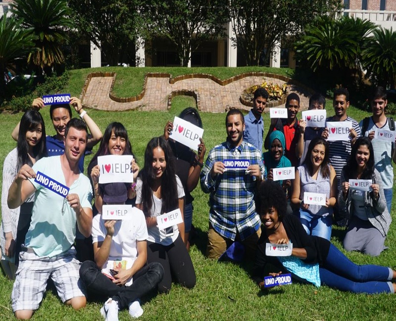 Students in front of old LSU New Orleans sign