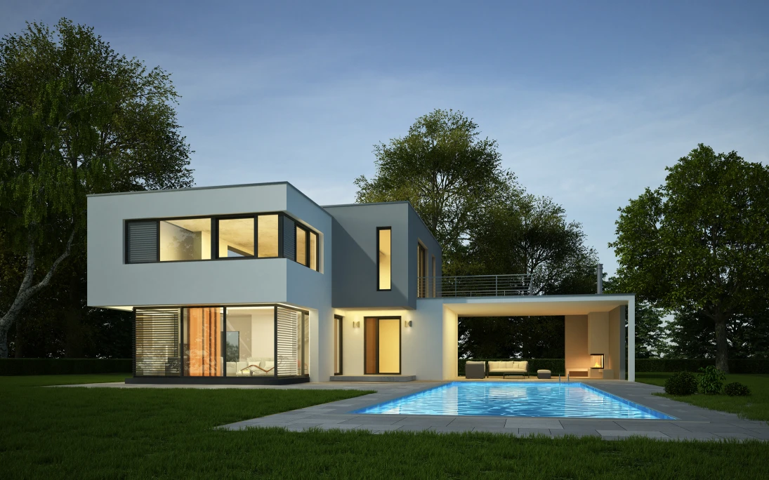 Modernes weißes Haus mit großen Fenstern und beleuchtetem Pool im Garten bei Abenddämmerung.