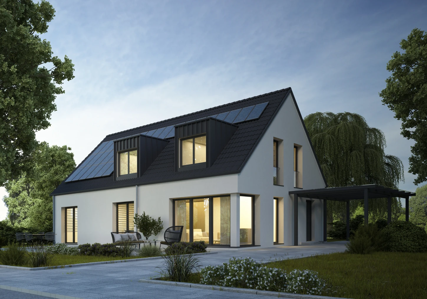 Modern weißes Einfamilienhaus mit Solarpanelen auf dem Dach und beleuchteten Fenstern bei Abendlicht.