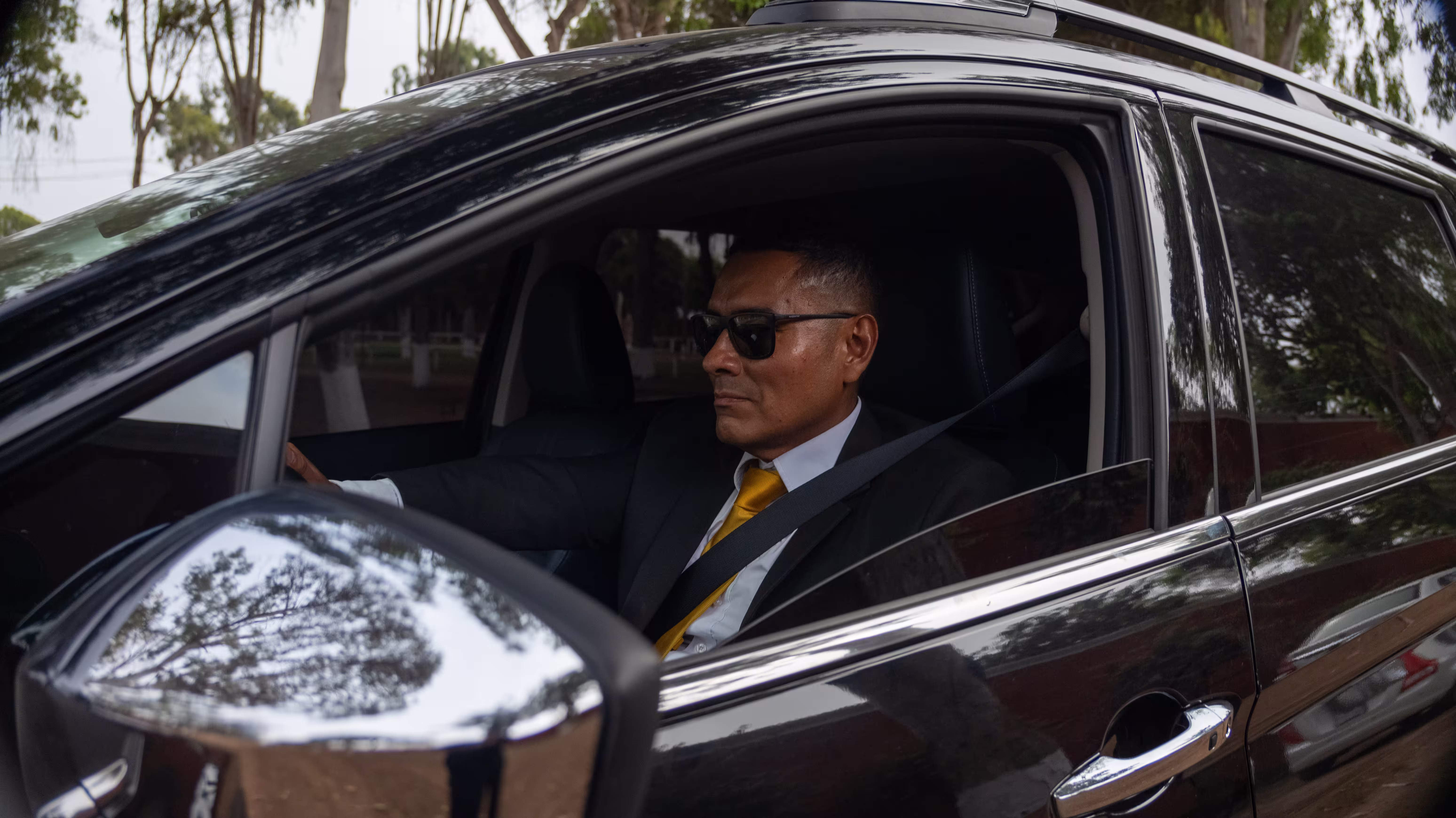 Imagen de conductor con su vehículo que ejemplifica nuestro servicio de Taxi Premium