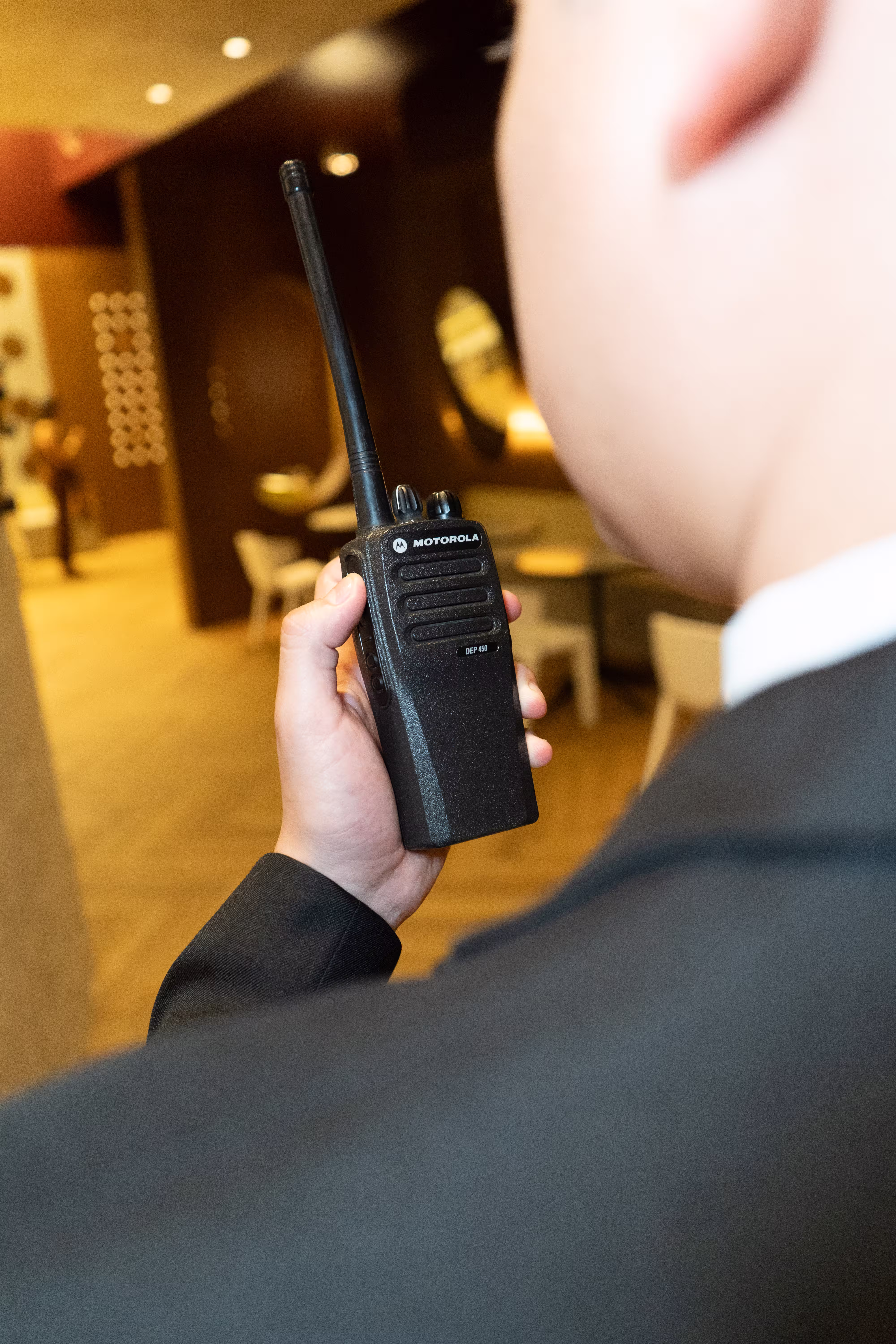 Imagen con un guardia con su walk in talking que ejemplifica nuestros servicios adicionales
