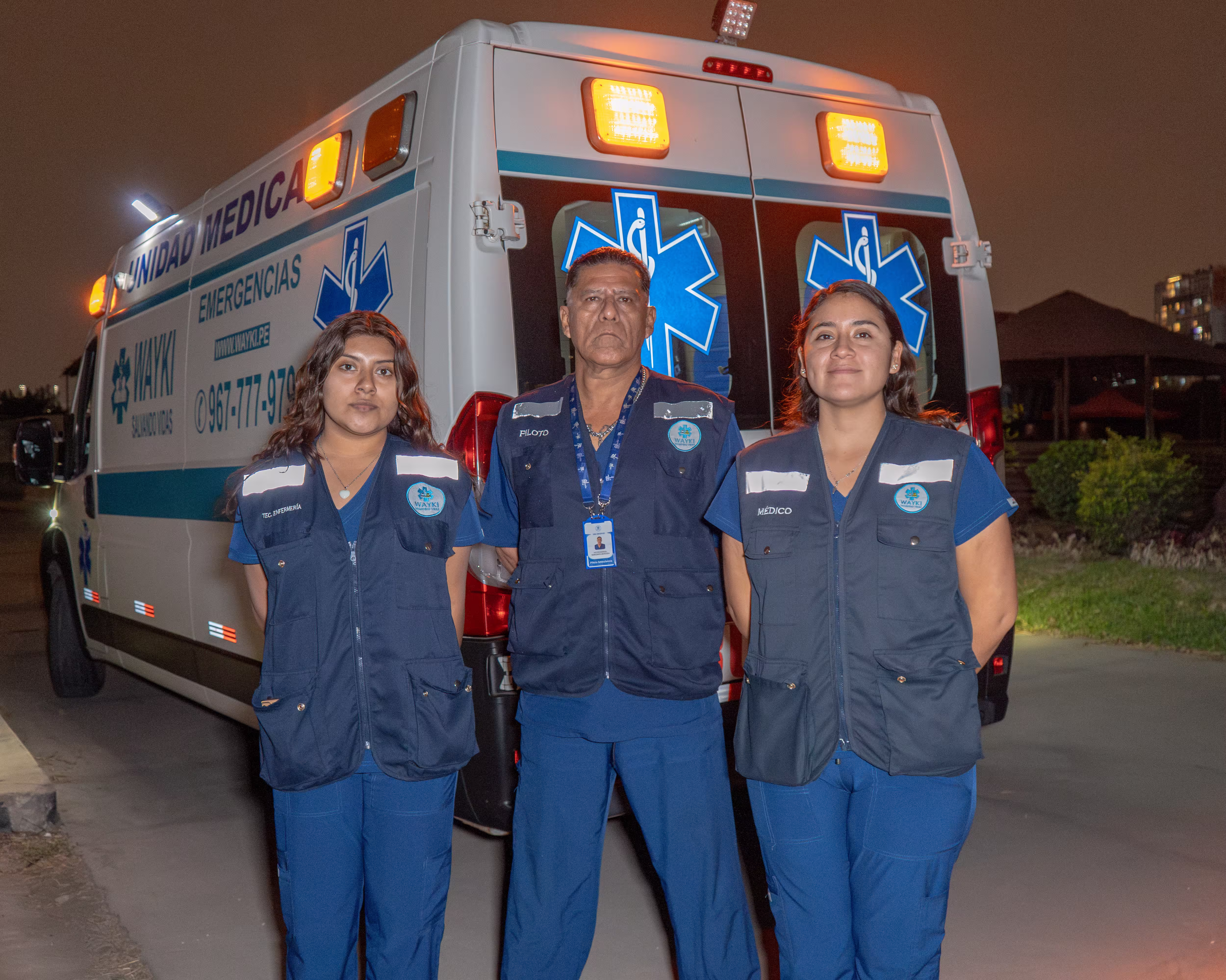 Imagen del equipo médico con una ambulancia que ejemplifica nuestro servicio de Ambulancia Ambulatoria