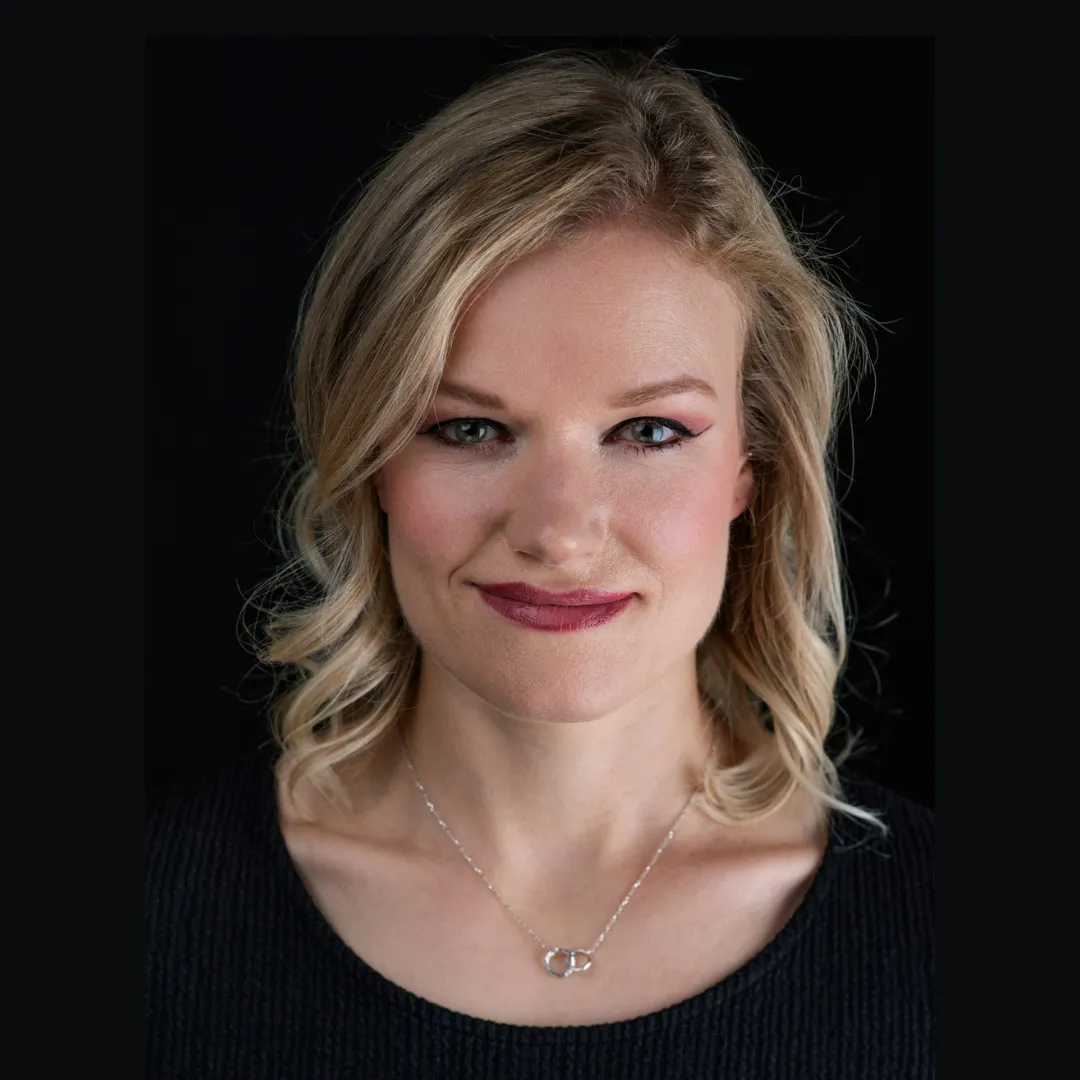 Julia Saxena picture