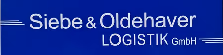 Blaues Firmenschild mit der weißen Aufschrift „Siebe & Oldehaver LOGISTIK GmbH“.
