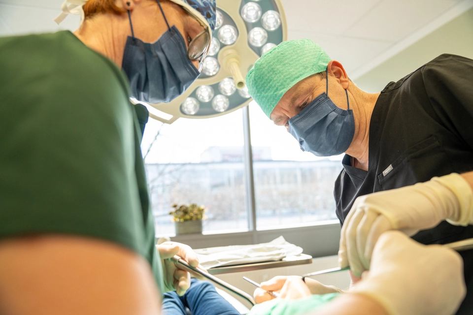 Implantat OP Bild des Arztes während des Eingriffes