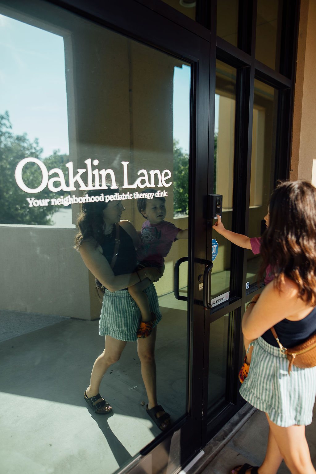 Parent and child walking into the Oaklin Lane Lake Highlands clinic