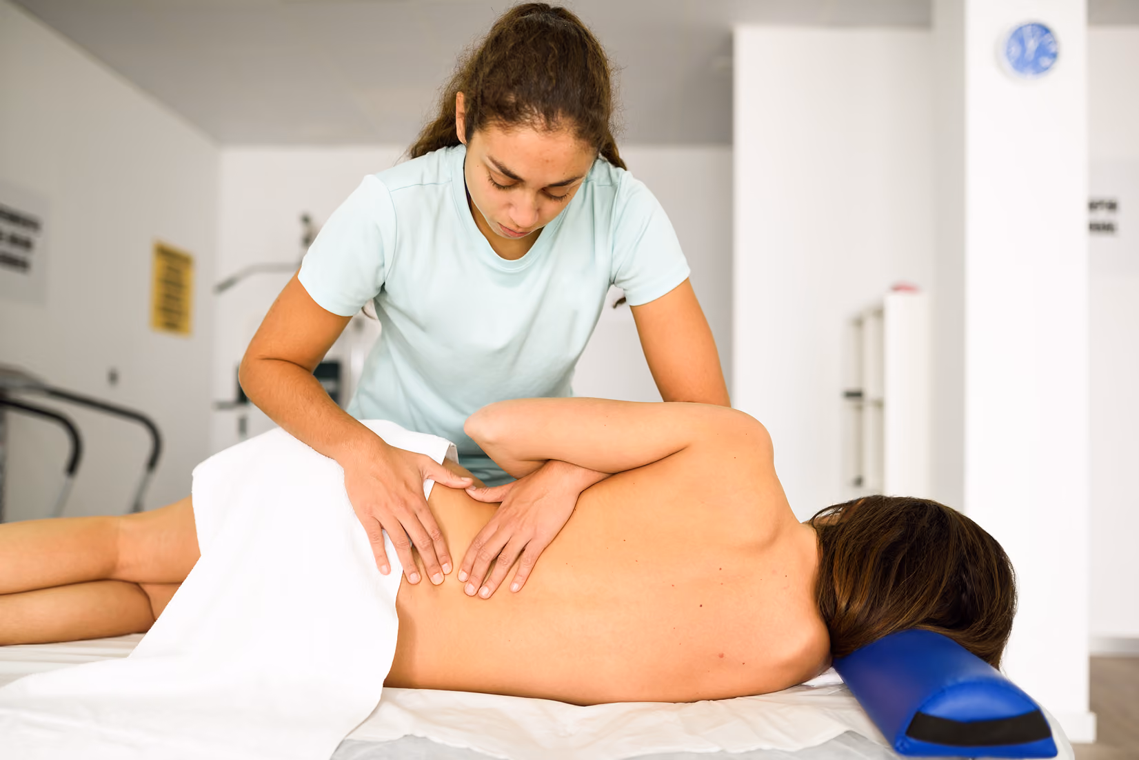 Osteopata Physioss esegue un trattamento di manipolazione fasciale su una paziente