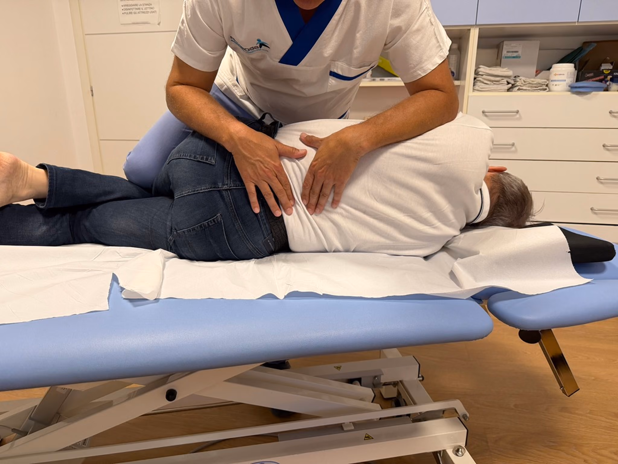 paziente rilassato durante un trattamento presso la clinica Physioss
