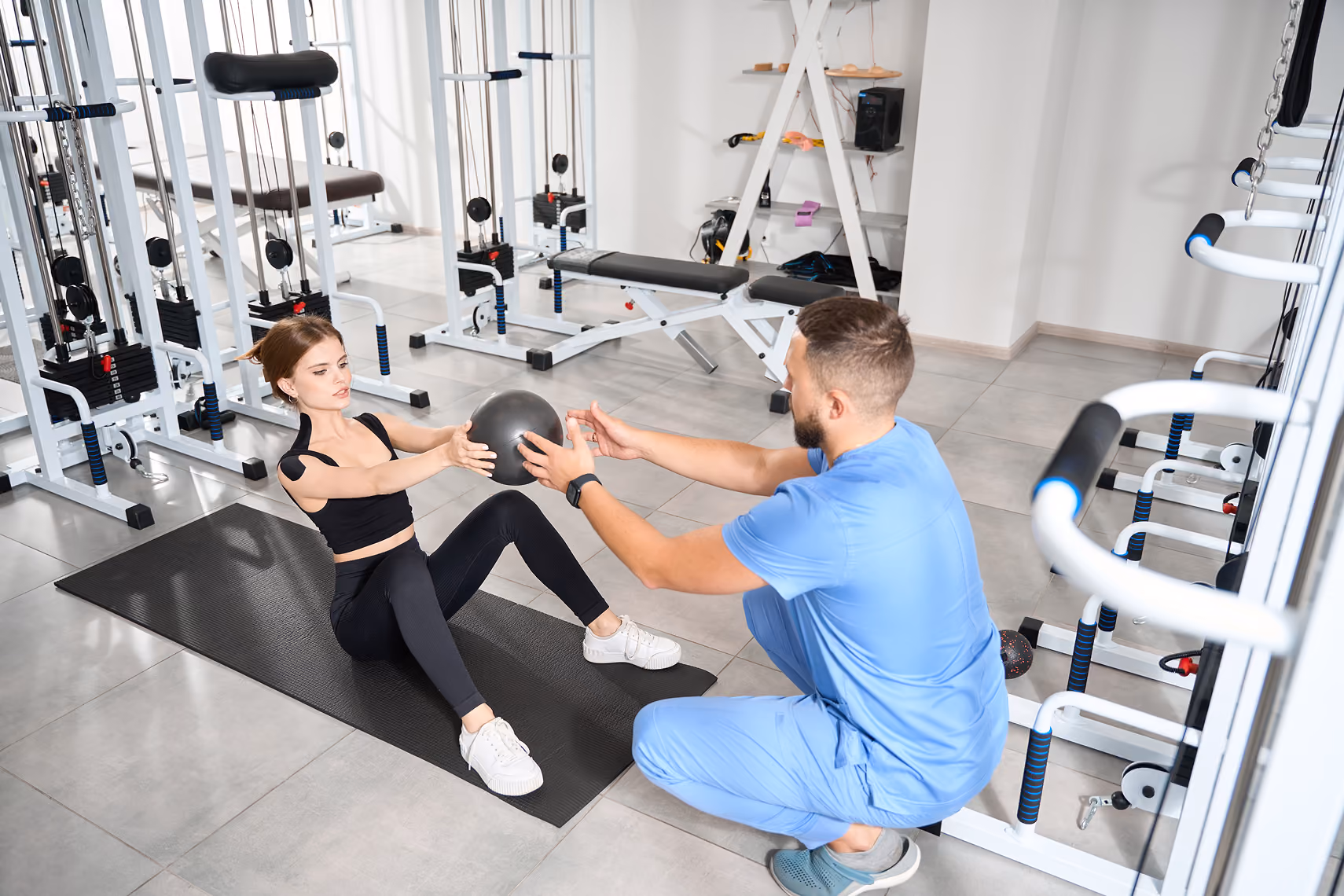 personal trainer Physioss assiste una paziente per una ripresa più rapida