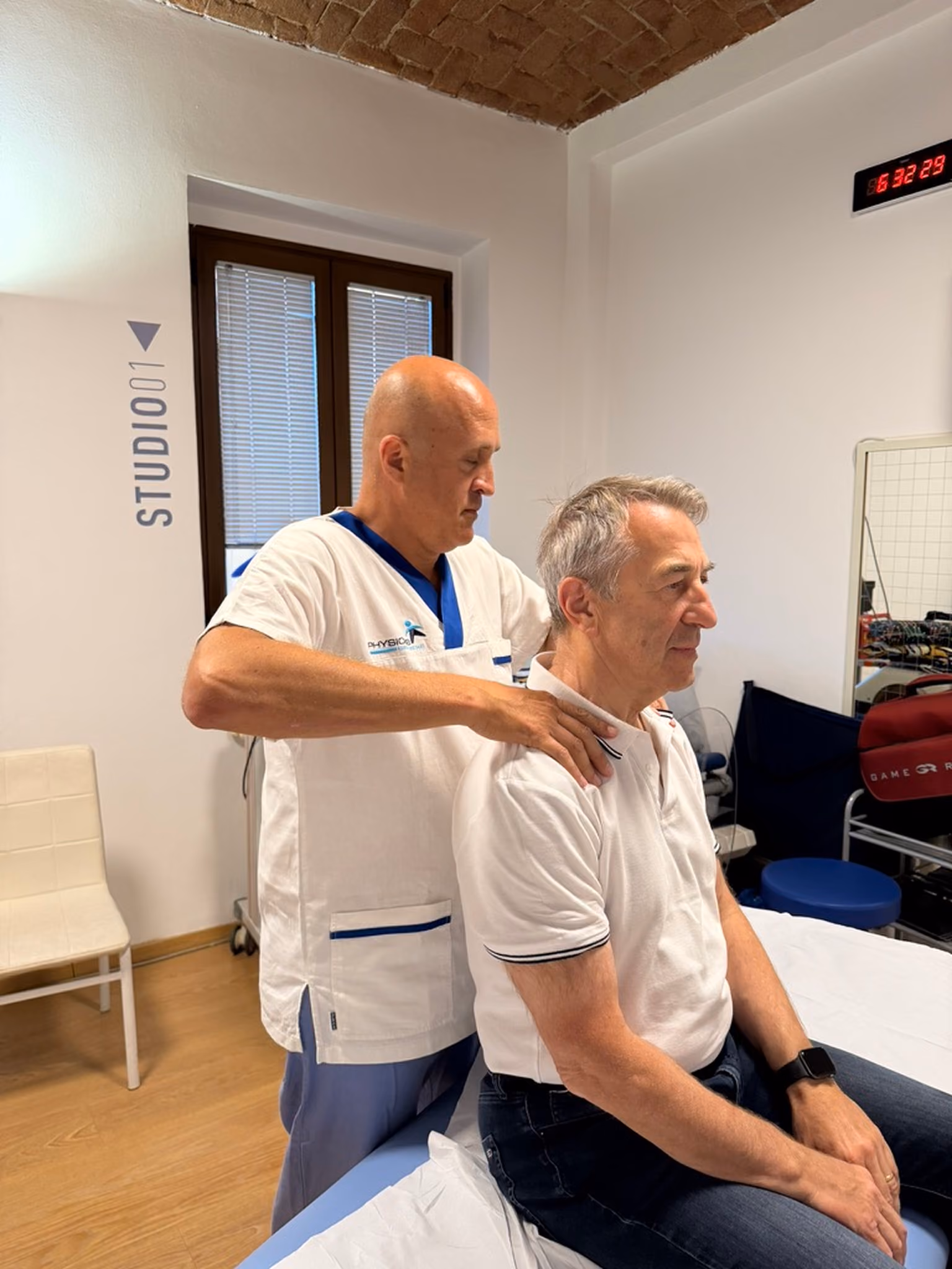 Andrea Scavizzi effettua una manovra di mobilizzazione cervicale