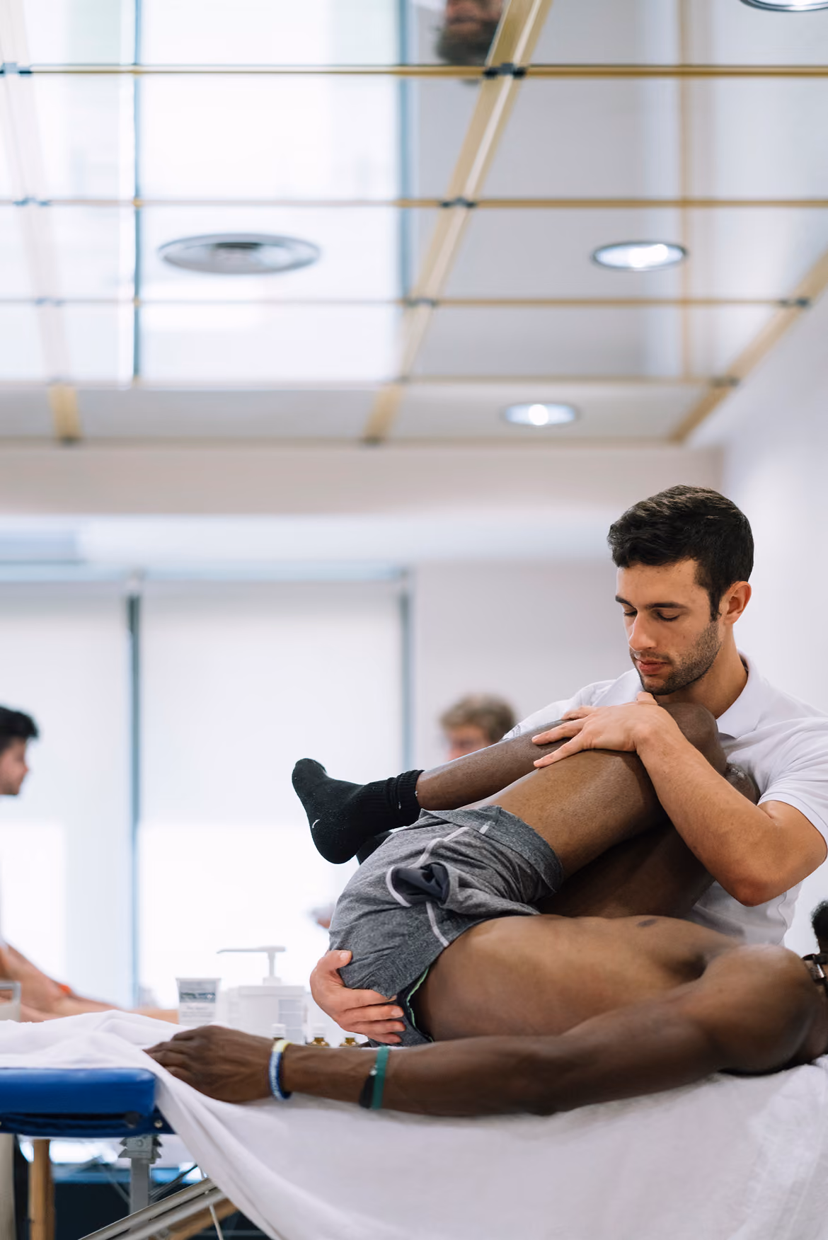 Osteopata della clinica Physioss tratta uno sportivo per una ripresa più veloce