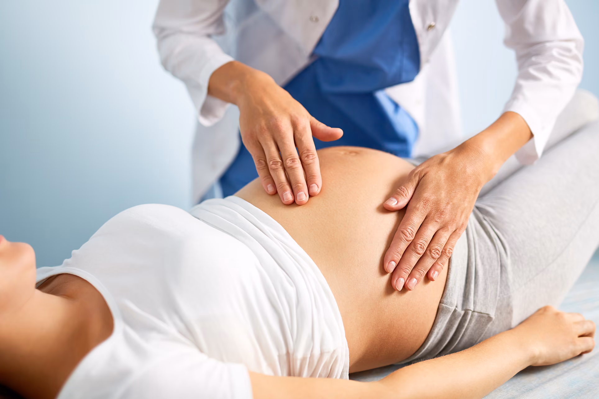 Osteopata specializzata della clinica Physioss effettua un trattamento dolce ad una donna in gravidanza