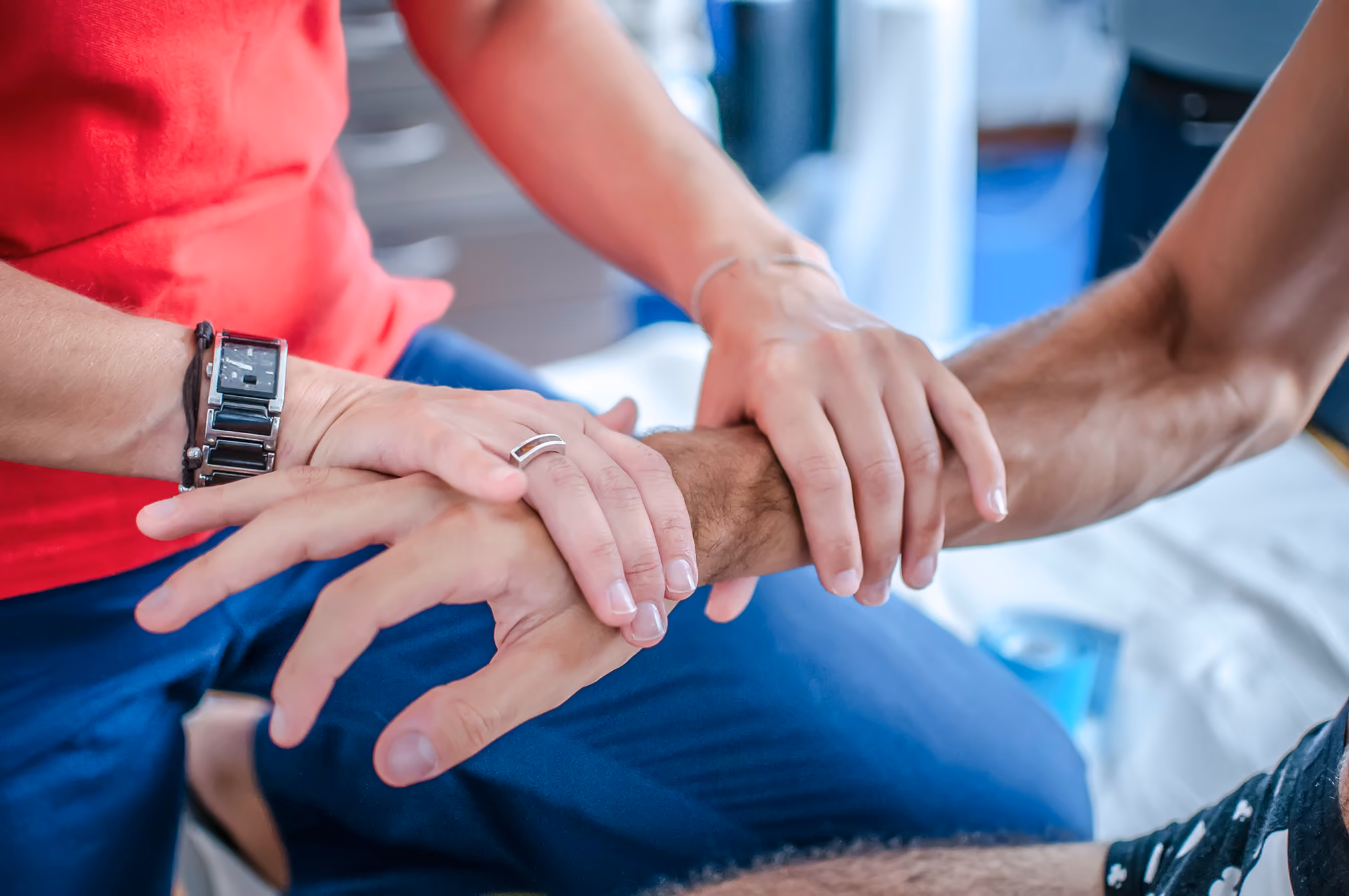 Fisioterapista specializzato della clinica Physioss esegue un intervento di rieducazione post trauma sul polso di un paziente anziano