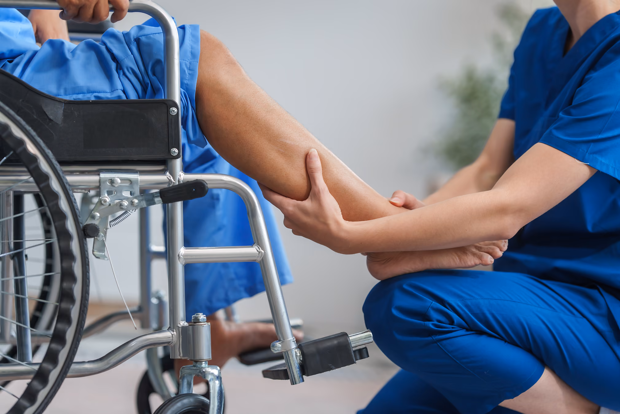 Fisoterapista del centro Physioss di Rivoli effetta una manovra di rieducazione post trauma ad un arto inferiore del paziente