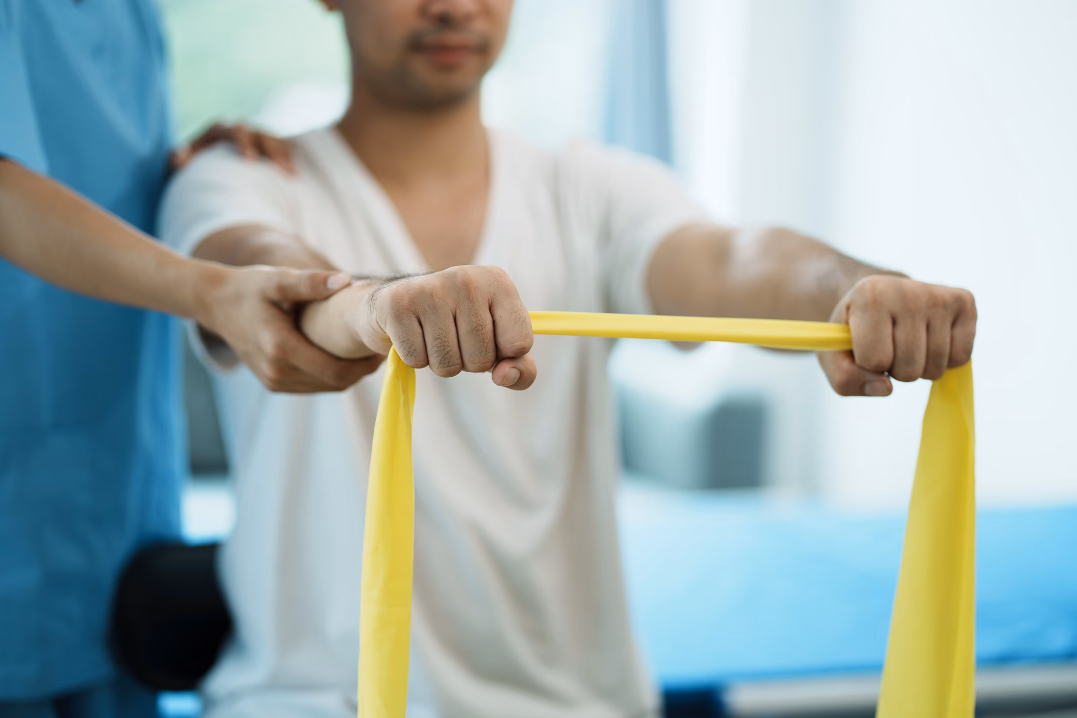 fisioterapista Physioss segue un paziente nell'esecuzione di un'esercizio di rieducazione motoria