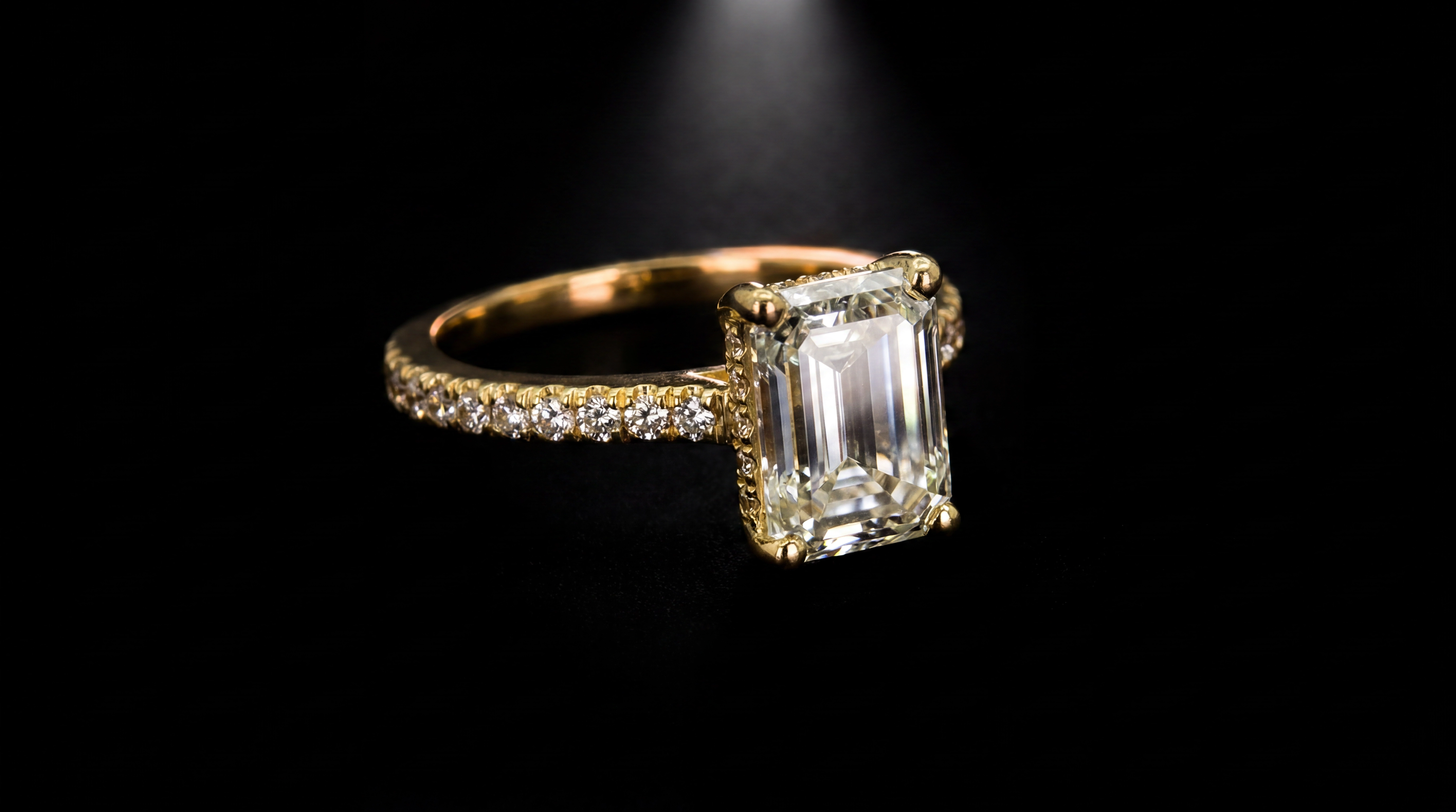 Fotorealistischer Diamantring aus Gold mit großem Edelstein im Spotlight, Produktinszenierung, Trickhouse