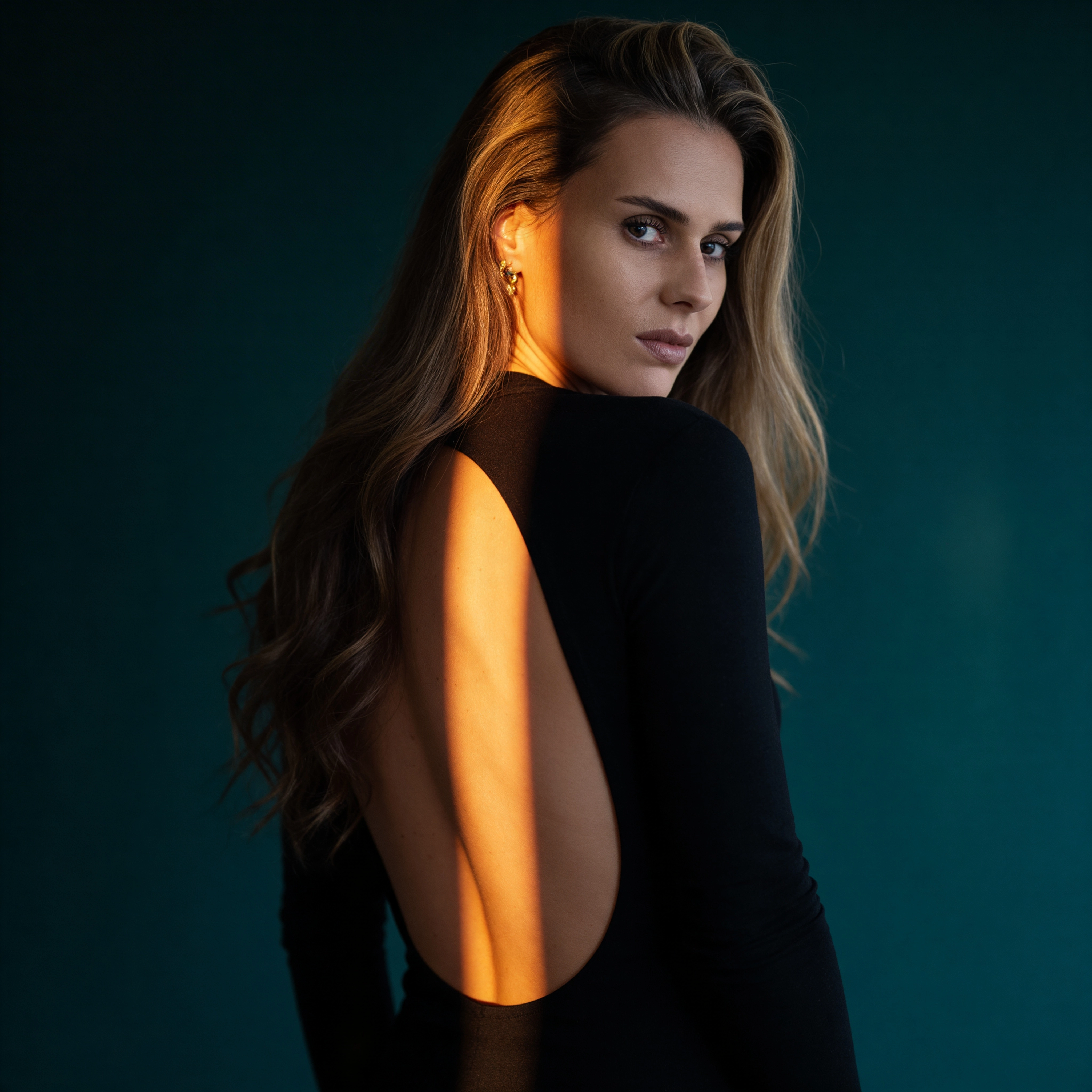 Fotorealistischer weiblicher Digitaler Zwilling im schwarzen Kleid mit Lichtakzent, Studio Porträt, Trickhouse KI-Model-Agentur