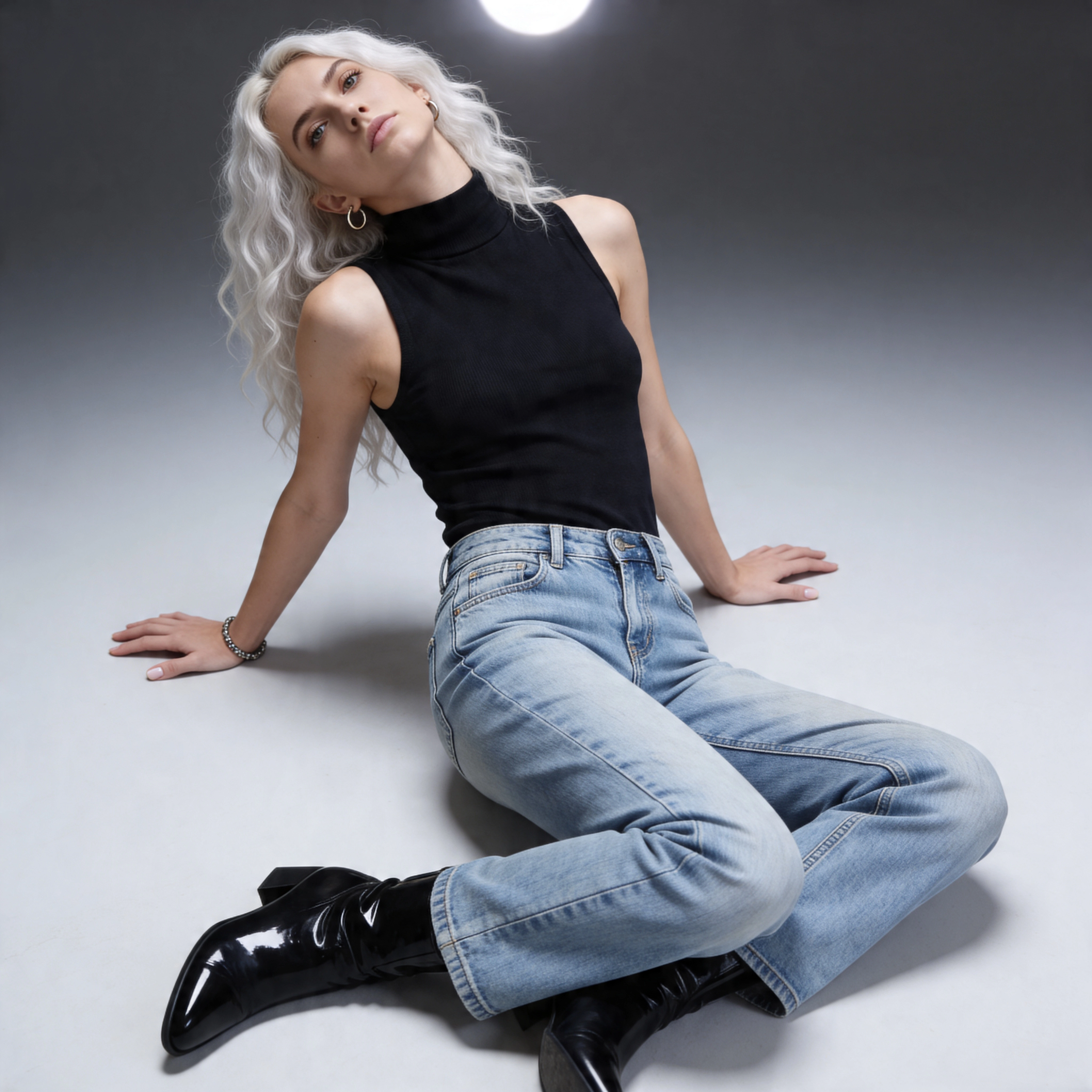 Fotorealistisches weibliches KI-Model in Top und Jeans sitzt im Studio, lässiges Fashion Porträt, Trickhouse KI-Model-Agentur